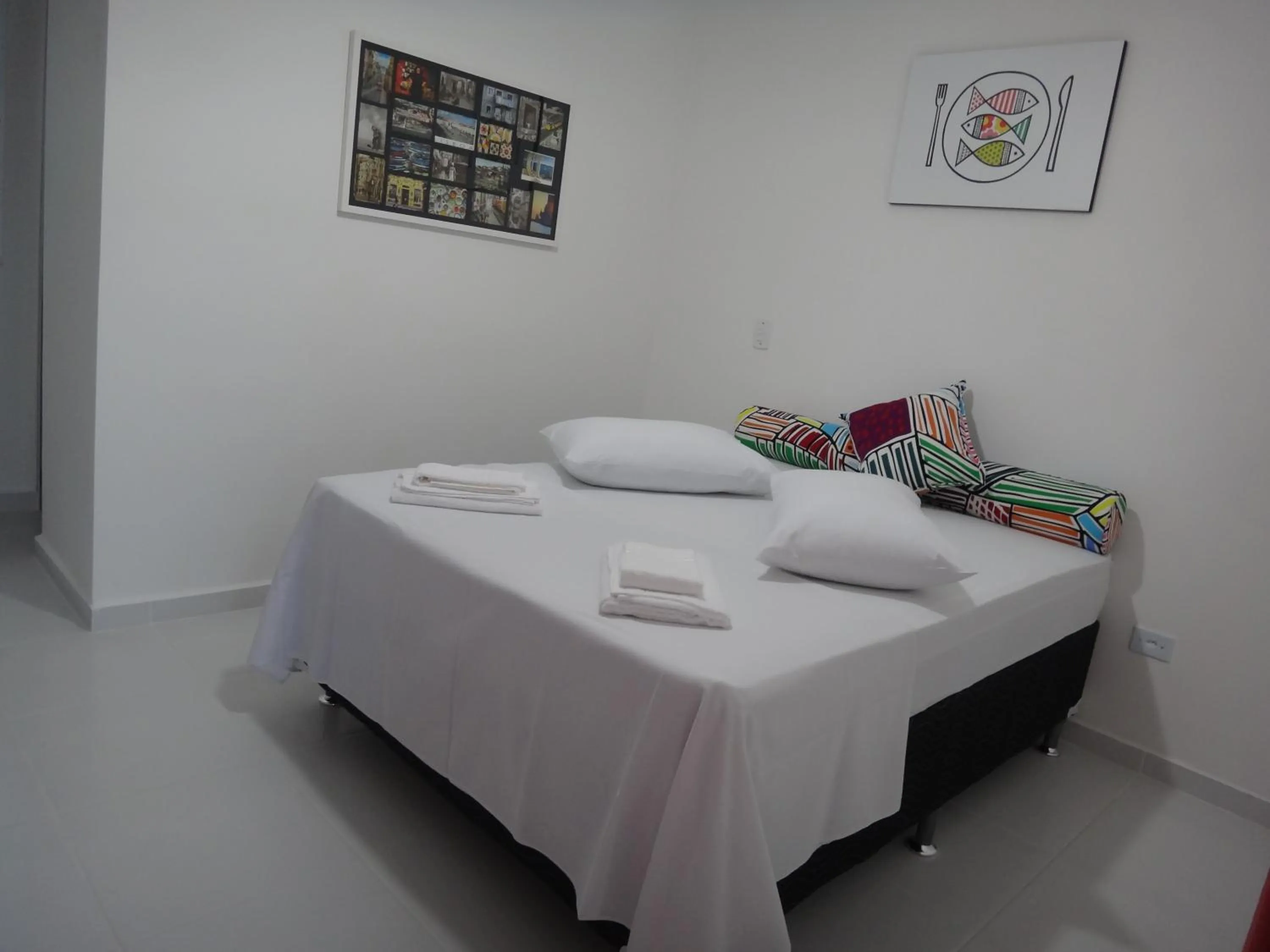 Photo of the whole room, Bed in Urbano Suítes
