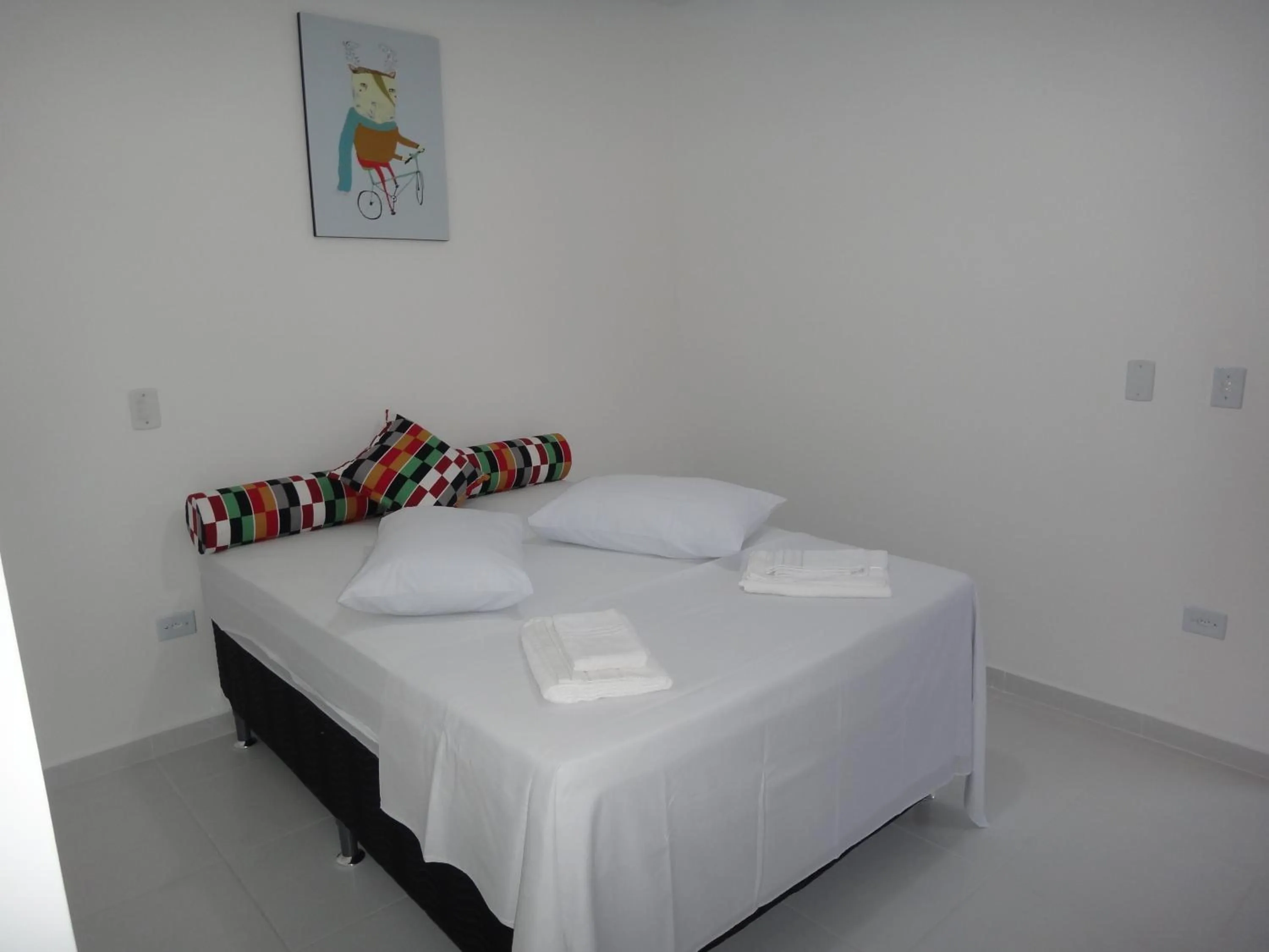 Photo of the whole room, Bed in Urbano Suítes