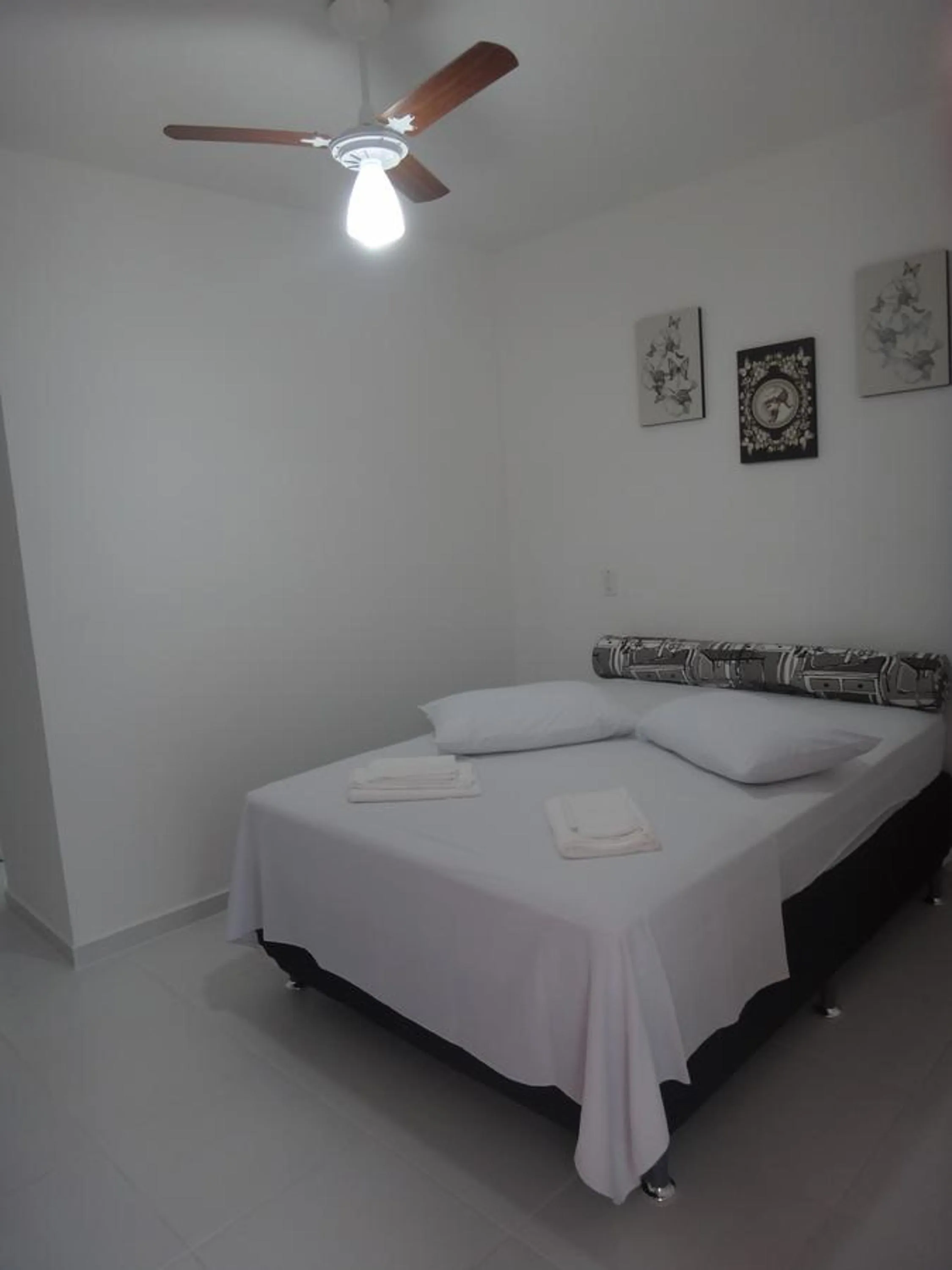 Photo of the whole room, Bed in Urbano Suítes