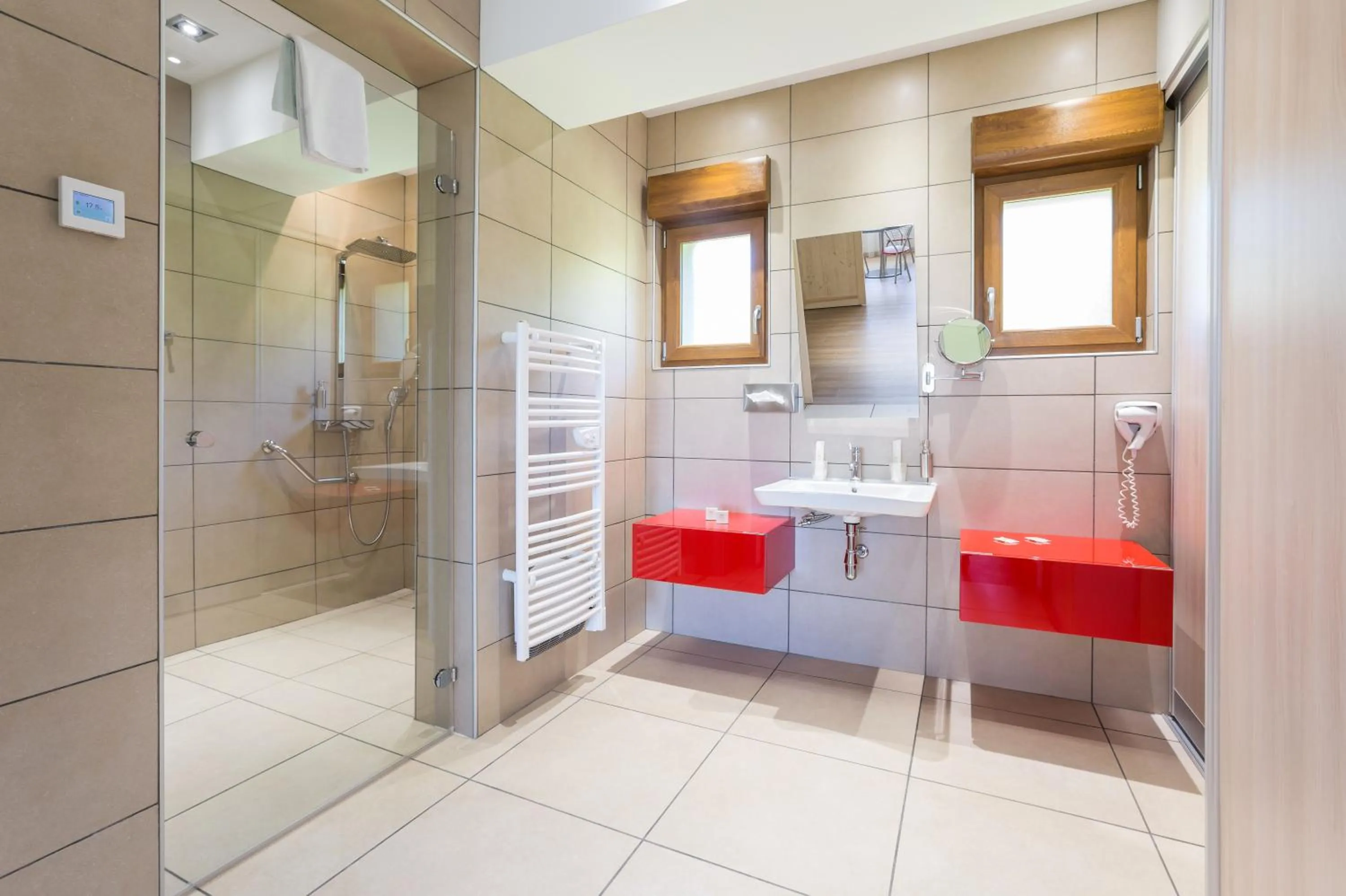 Shower in Logis Hôtel Le Relais du Bois Vialotte