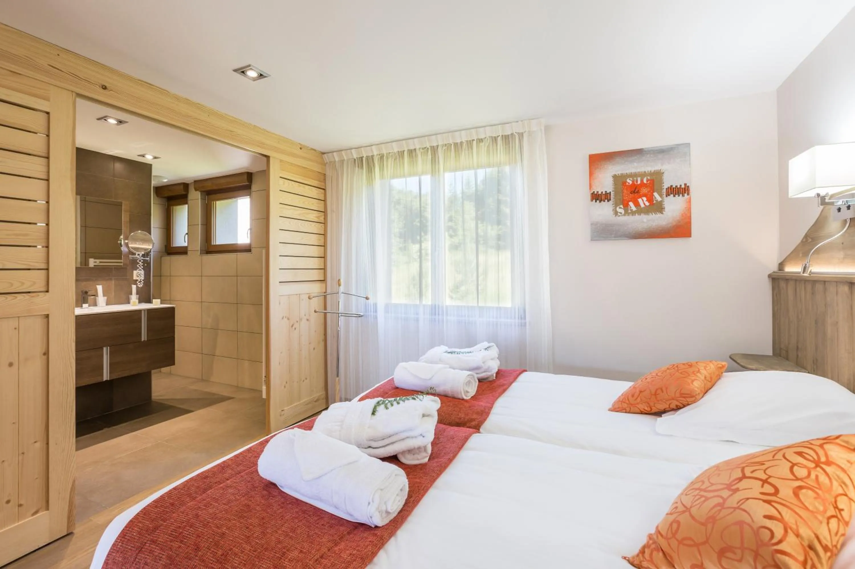 Shower, Bed in Logis Hôtel Le Relais du Bois Vialotte