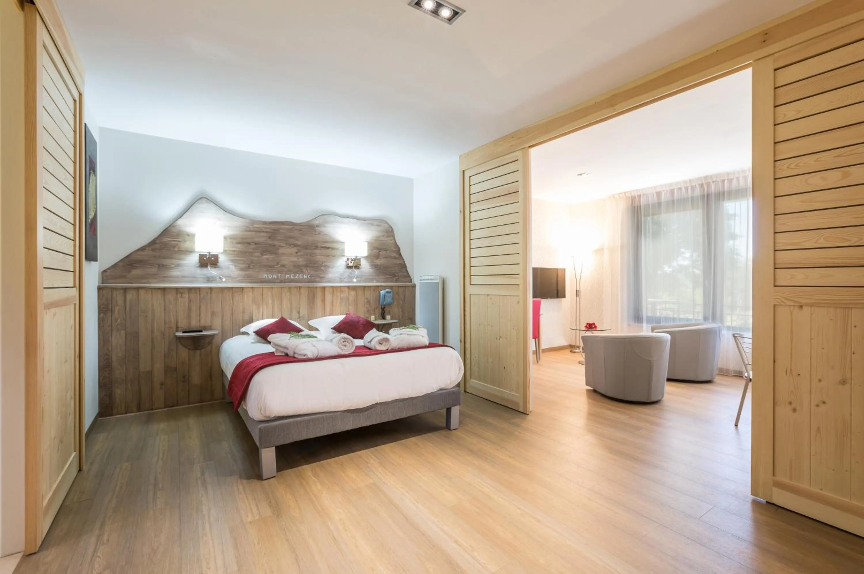 TV and multimedia, Bed in Logis Hôtel Le Relais du Bois Vialotte