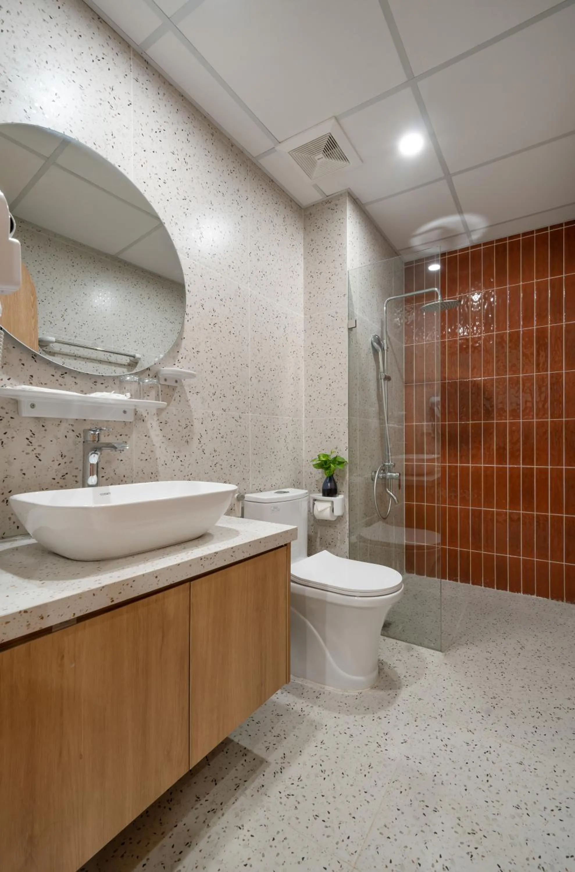 Toilet in MOONLIT Suites Hotel by Luxe Paradise