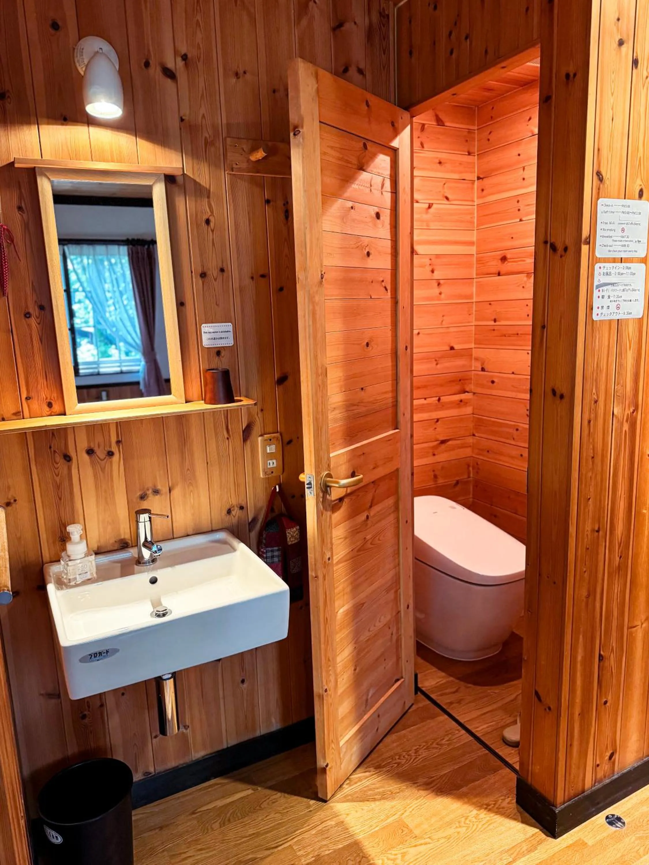 Toilet in Ringo Lodge Hakuba