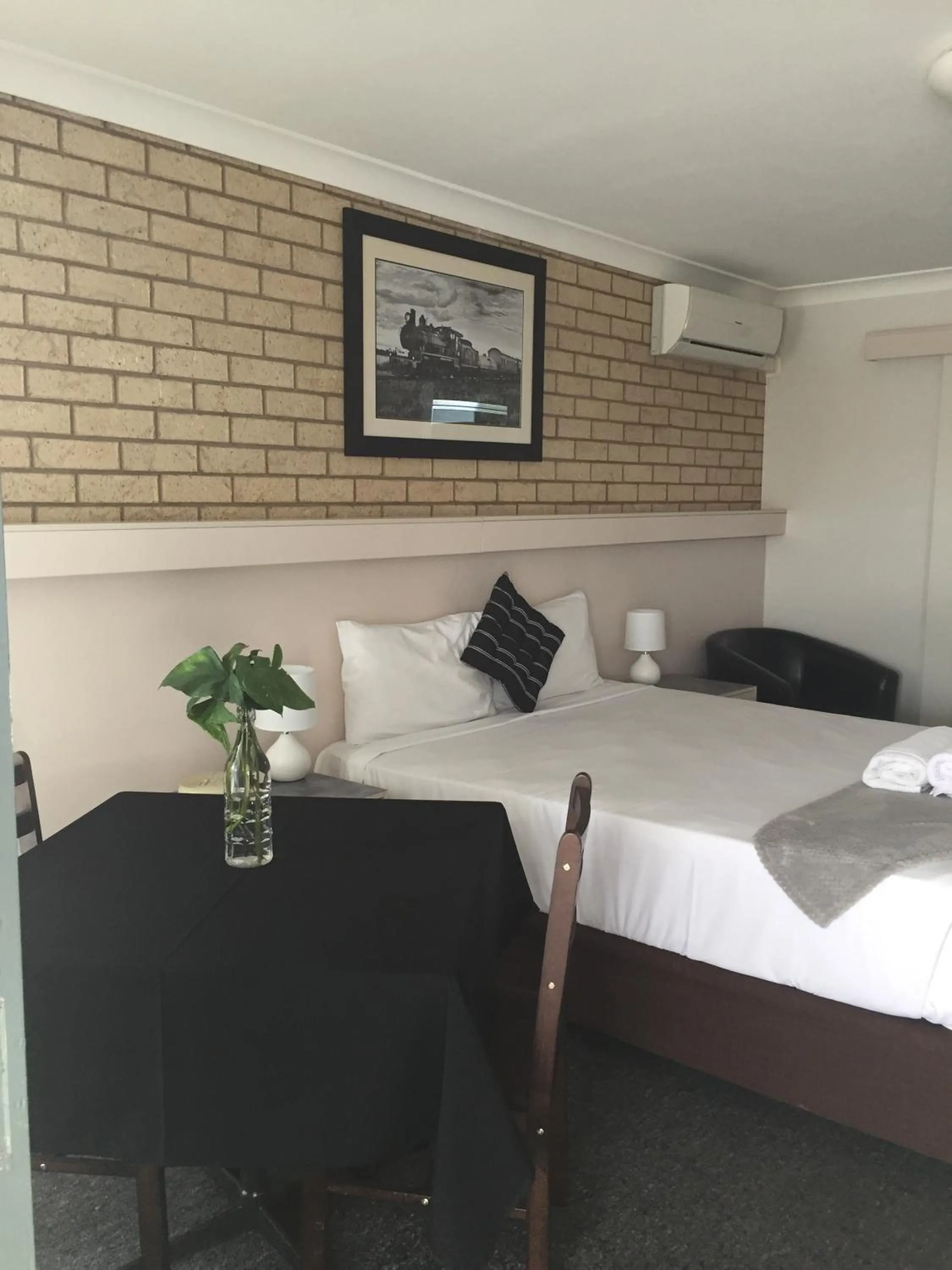 Bed in Jolly Swagman Motor Inn