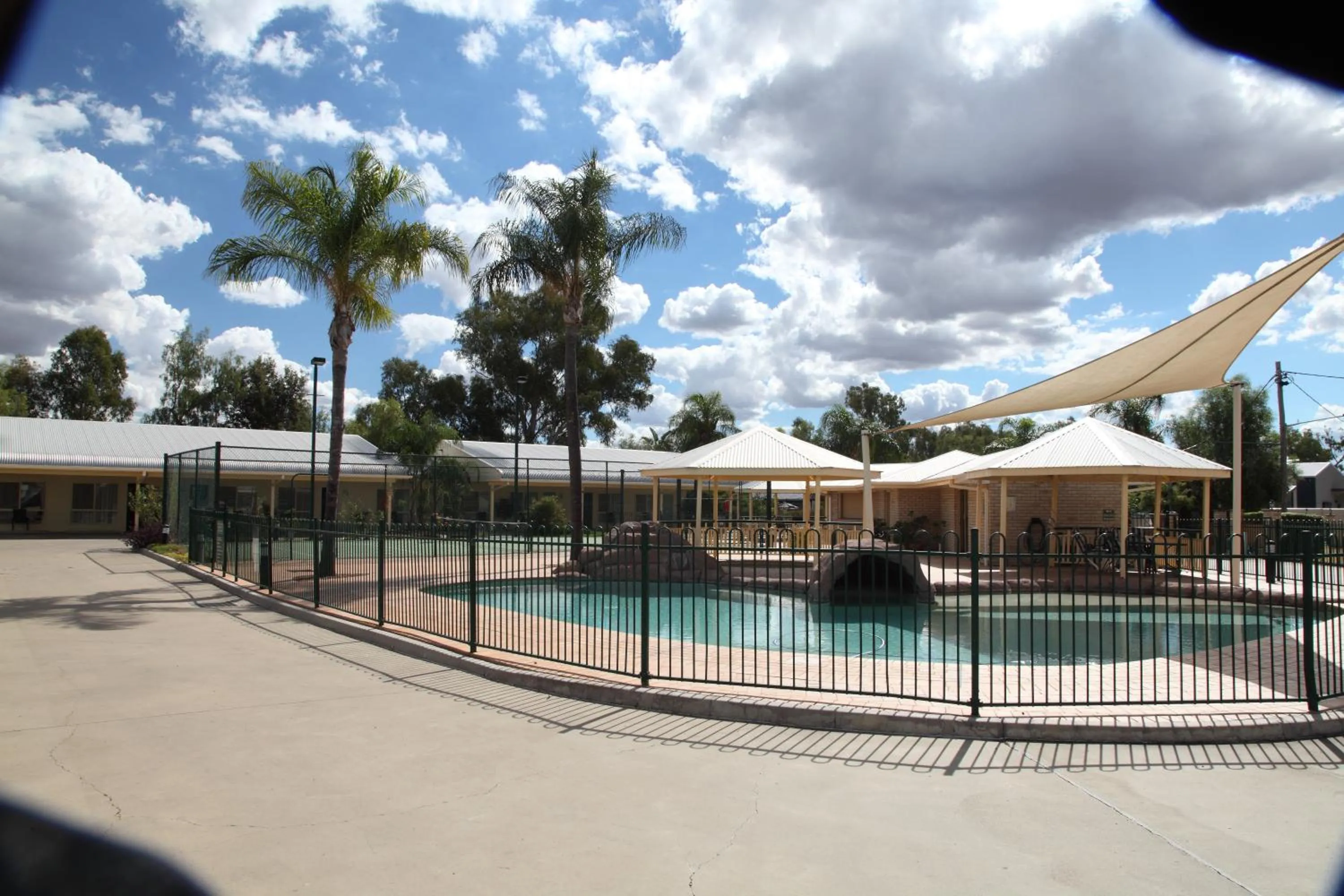 Swimming pool in Jolly Swagman Motor Inn