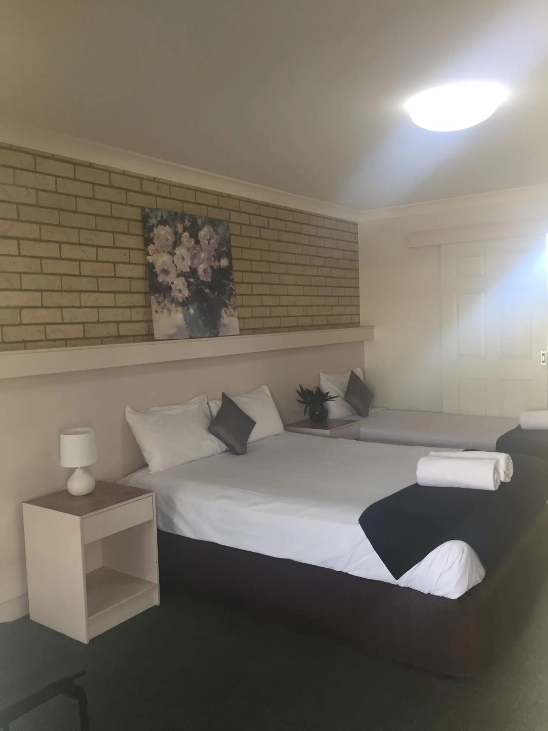 Bed in Jolly Swagman Motor Inn