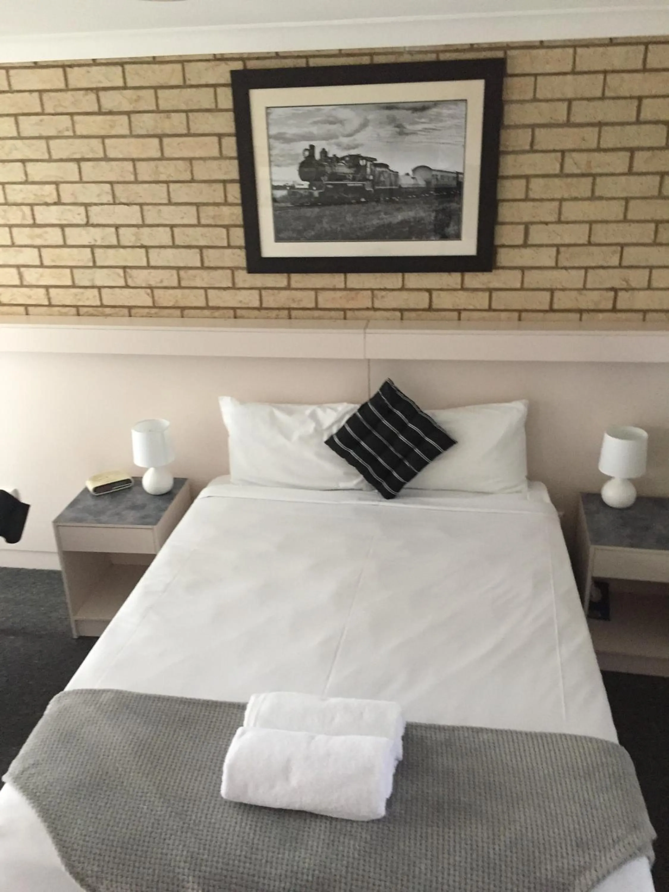 Bed in Jolly Swagman Motor Inn