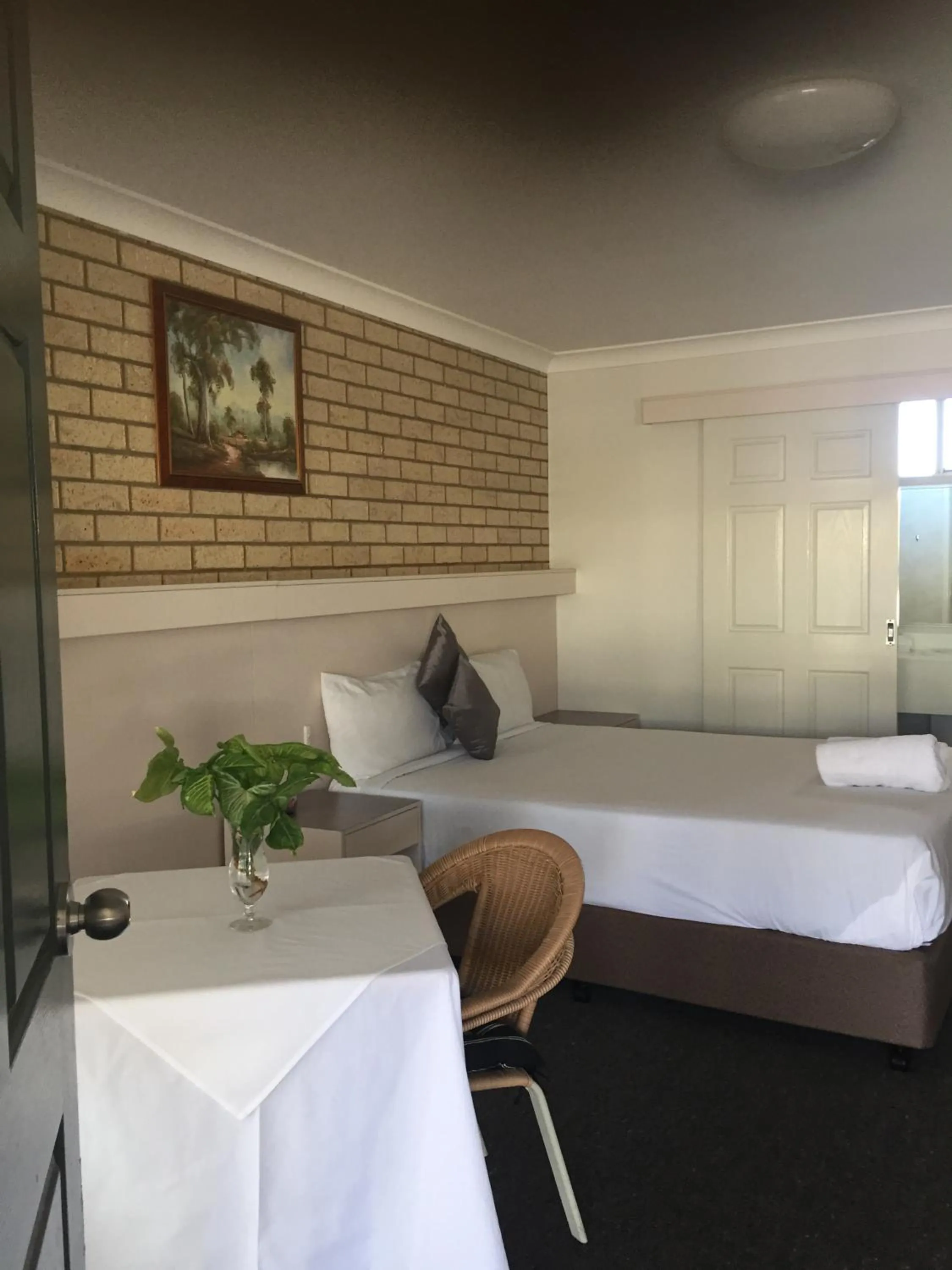 Bed in Jolly Swagman Motor Inn