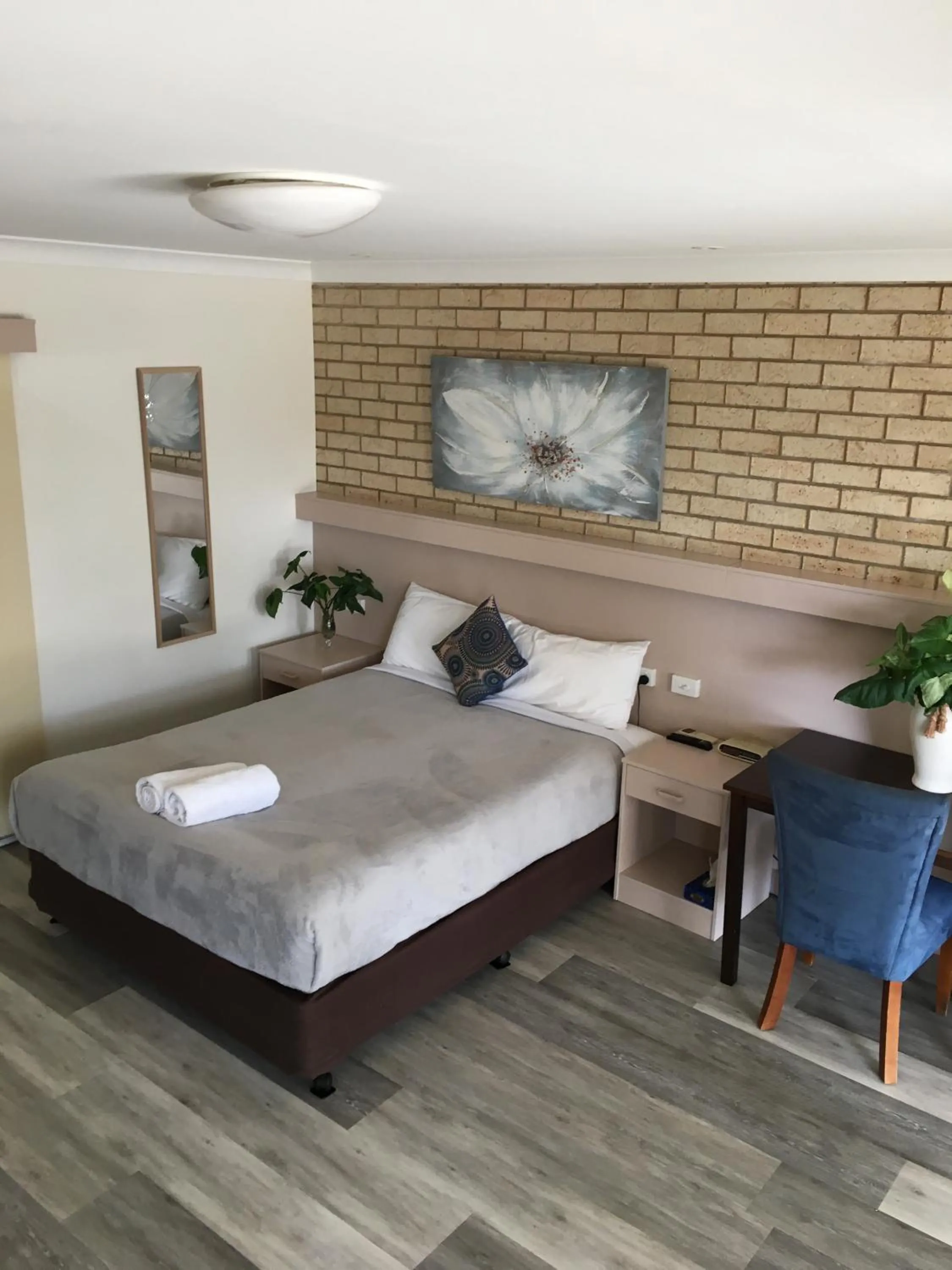 Bed in Jolly Swagman Motor Inn