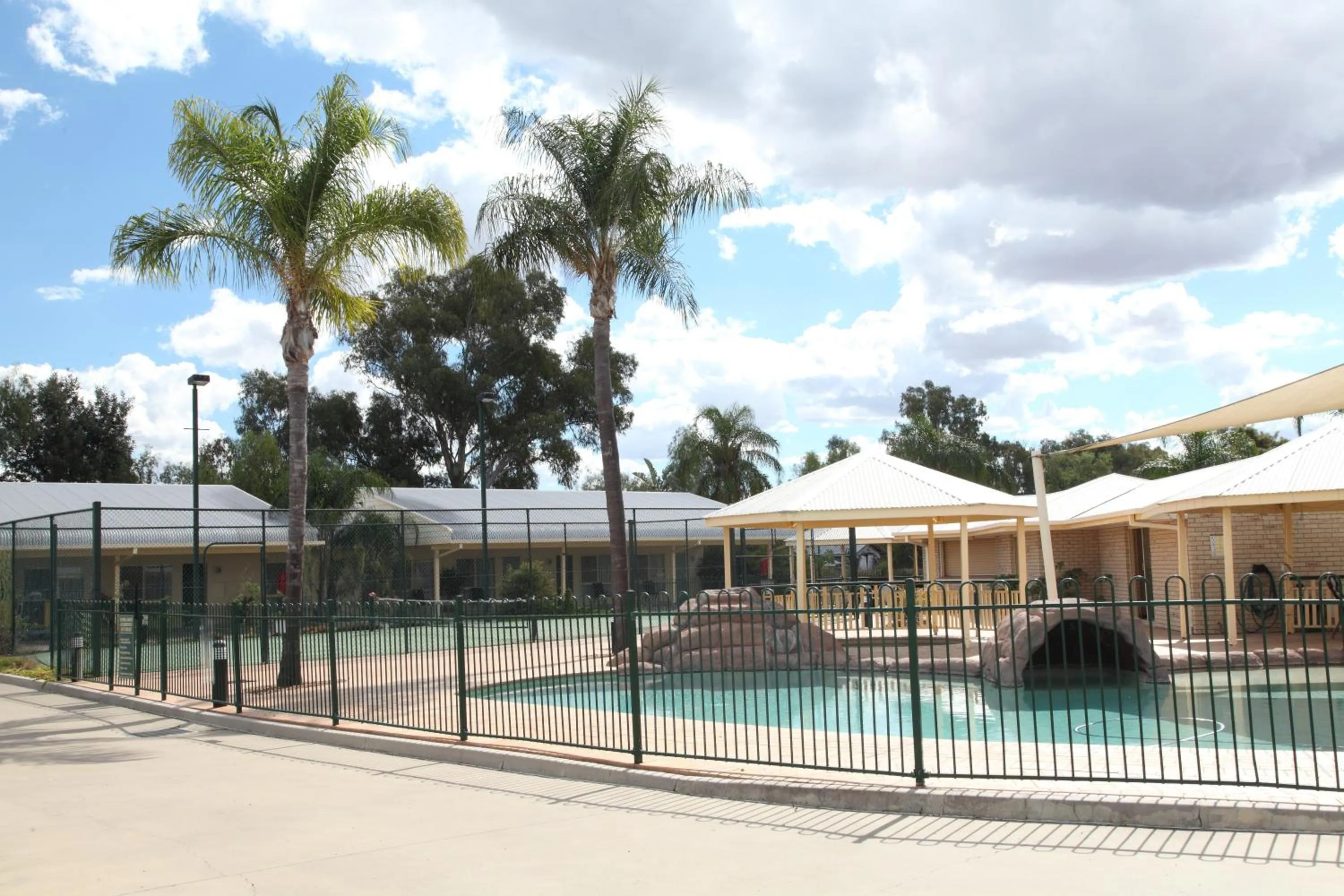 Swimming pool in Jolly Swagman Motor Inn