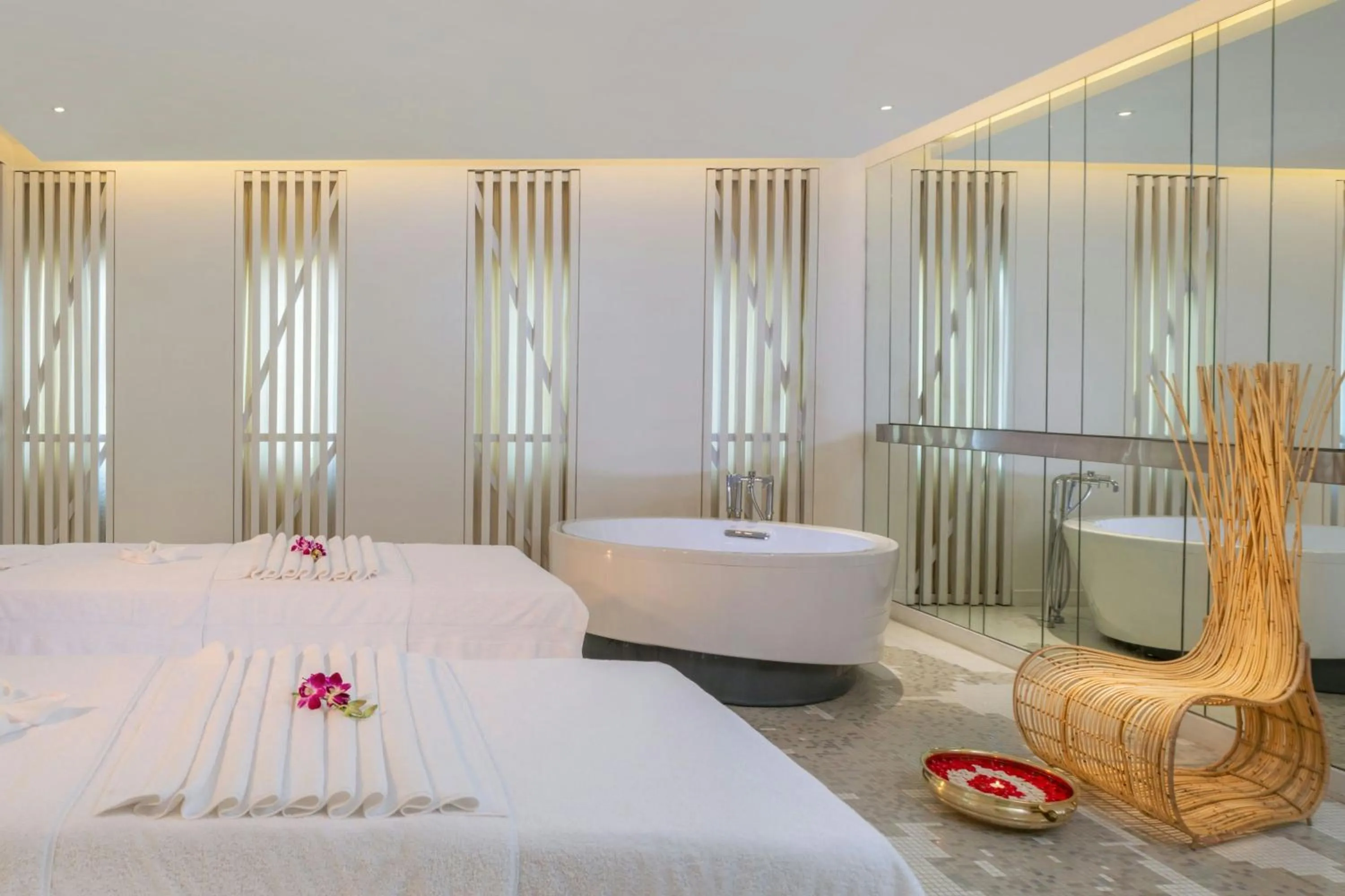 Spa and wellness centre/facilities, Bed in Le Meridien Mahabaleshwar Resort & Spa