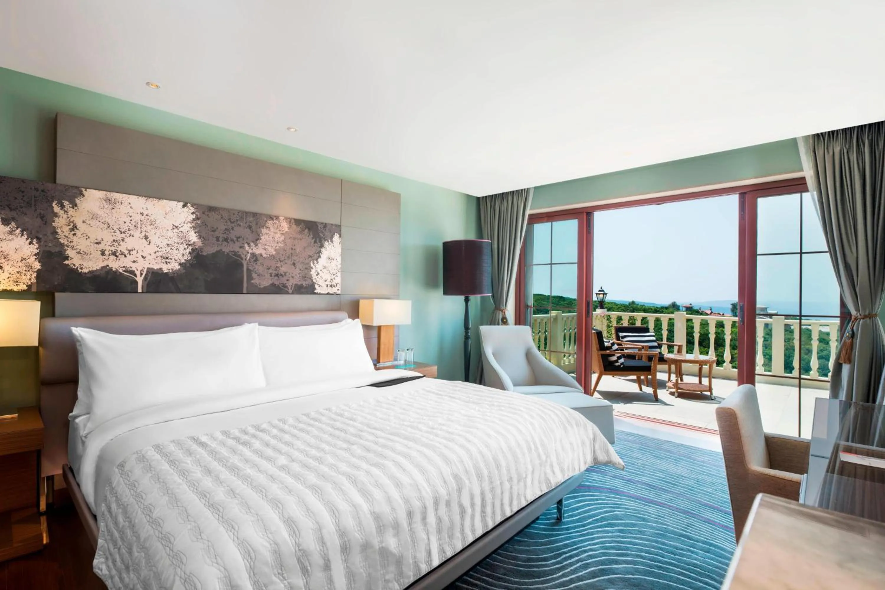 Bedroom, Bed in Le Meridien Mahabaleshwar Resort & Spa