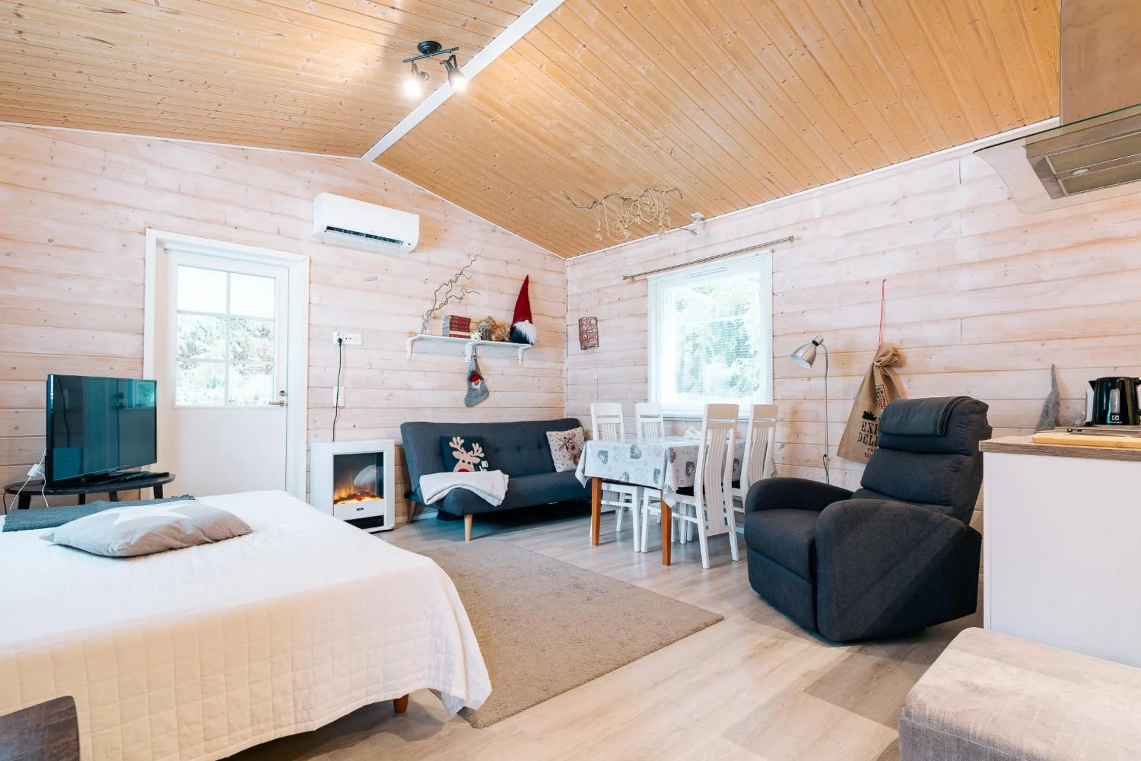 Living room, Bed in Villa Virpi