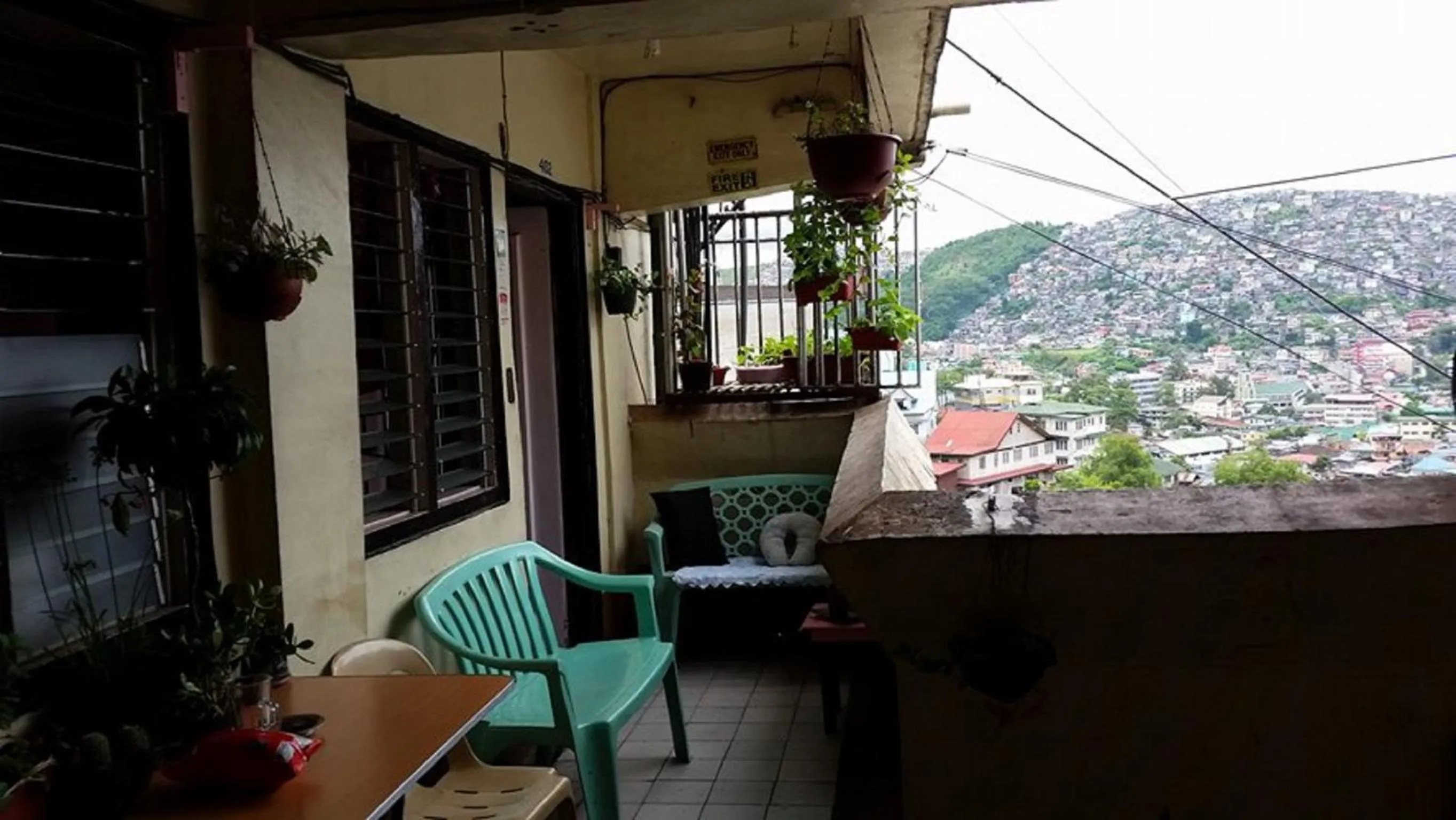 Seating area in CV Bed n Bath