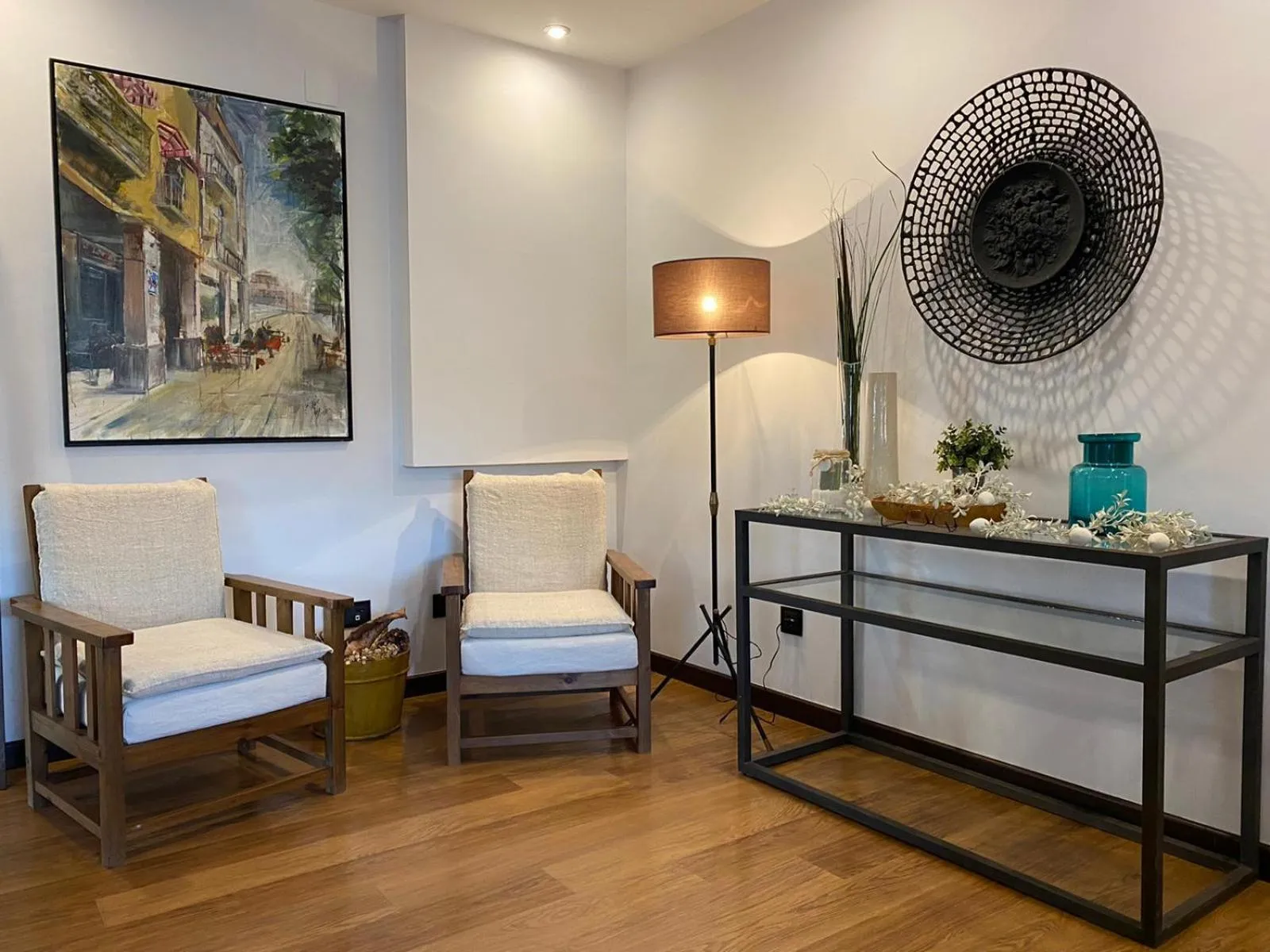 Communal lounge/ TV room in Hotel Entredos