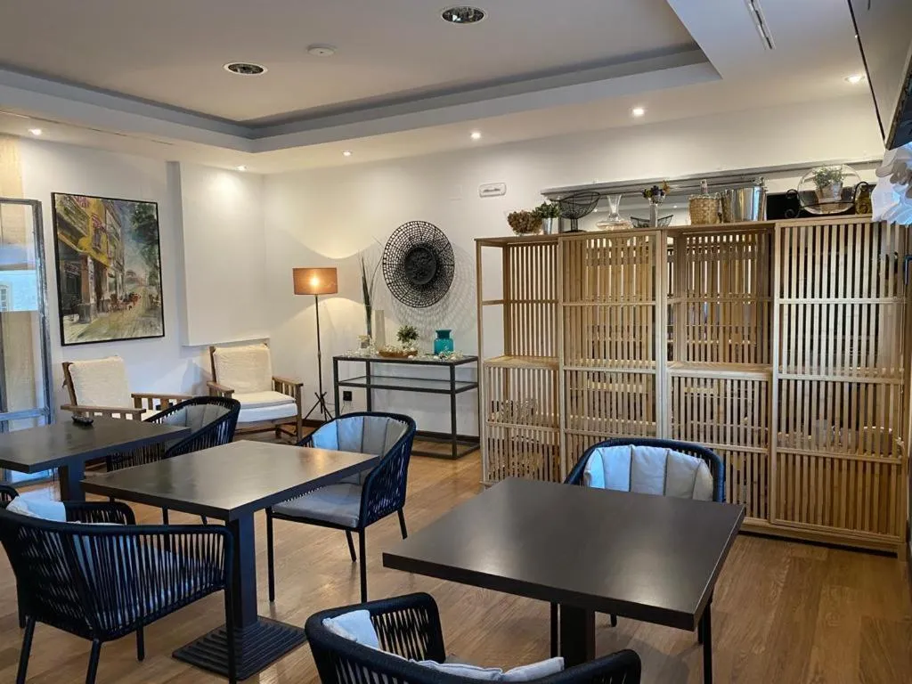 Communal lounge/ TV room in Hotel Entredos