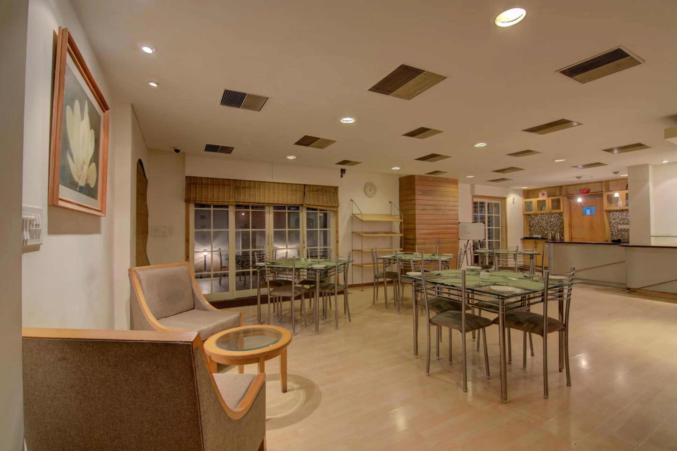 Restaurant/places to eat in Tristar Serviced Apartments