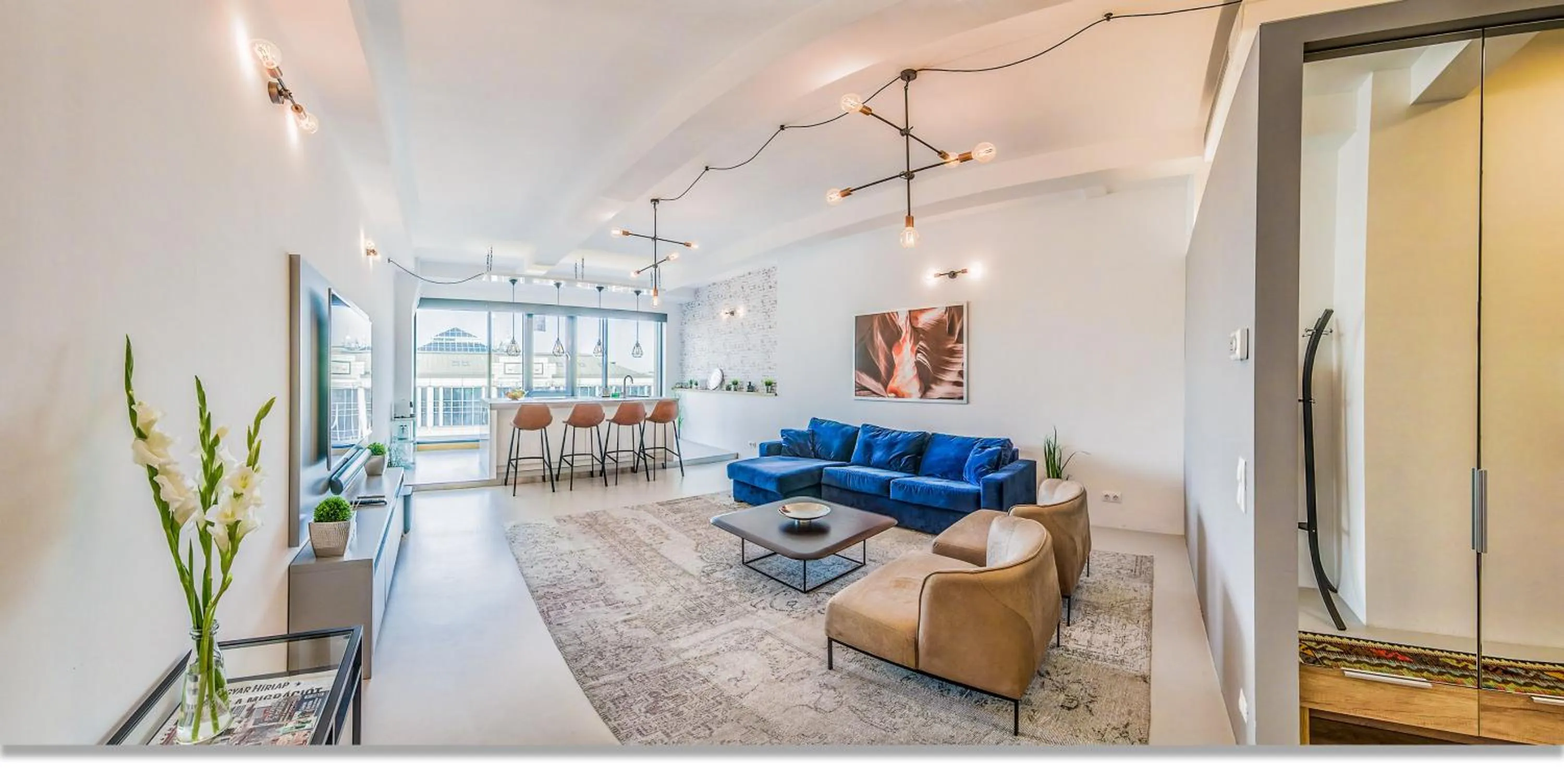 Living room in LOFT Astoria Suites by Vagabond