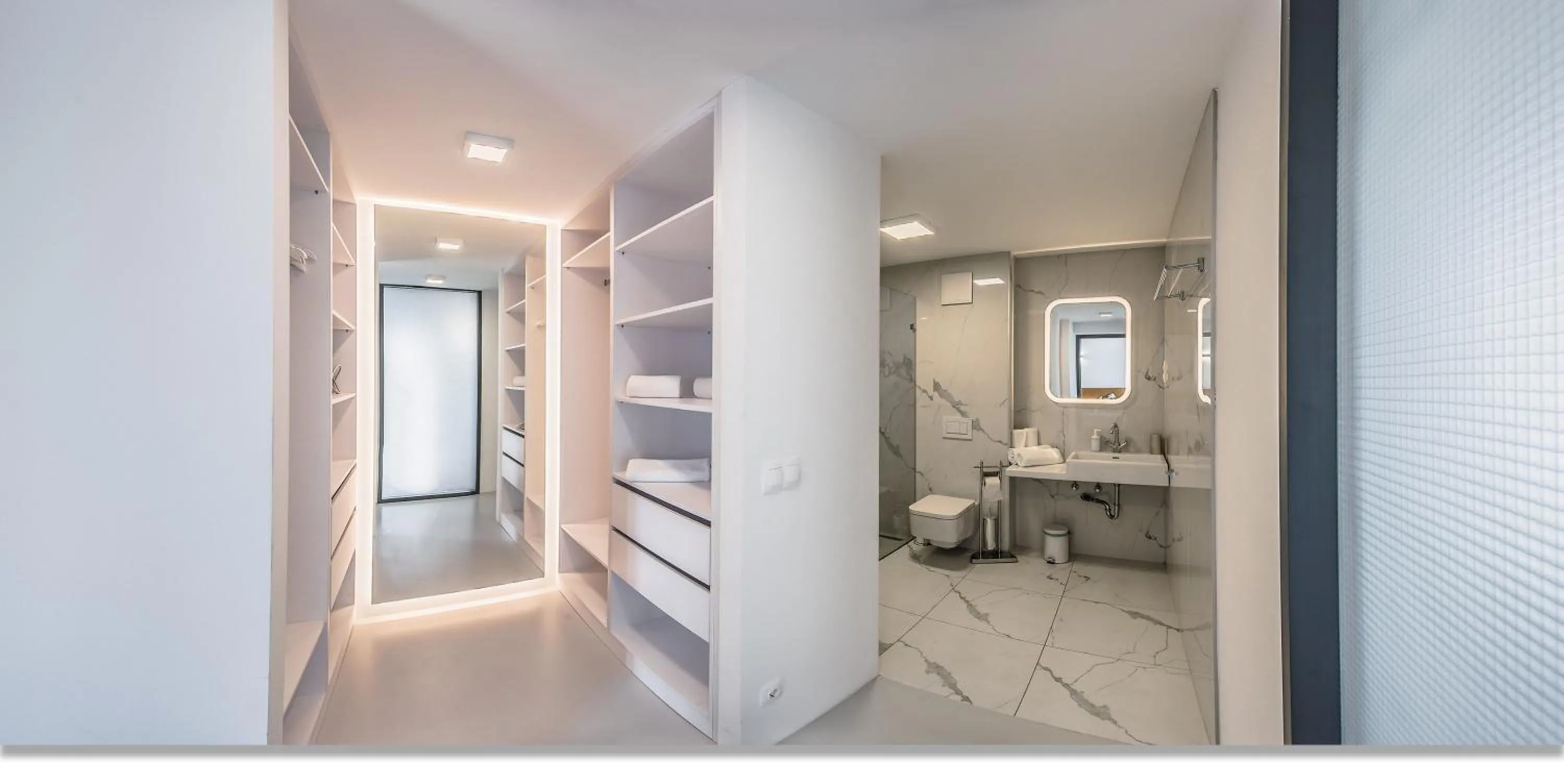 Bathroom in LOFT Astoria Suites by Vagabond