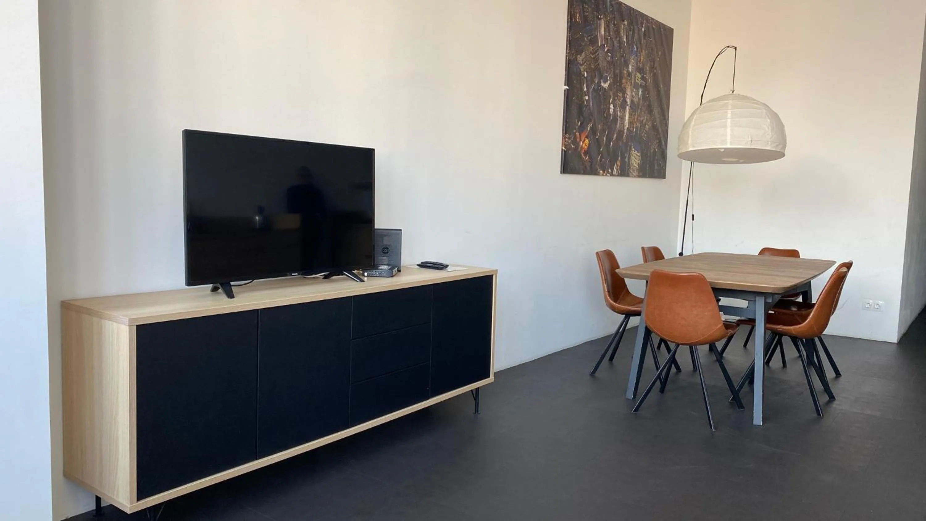 Dining area in LOFT Astoria Suites by Vagabond