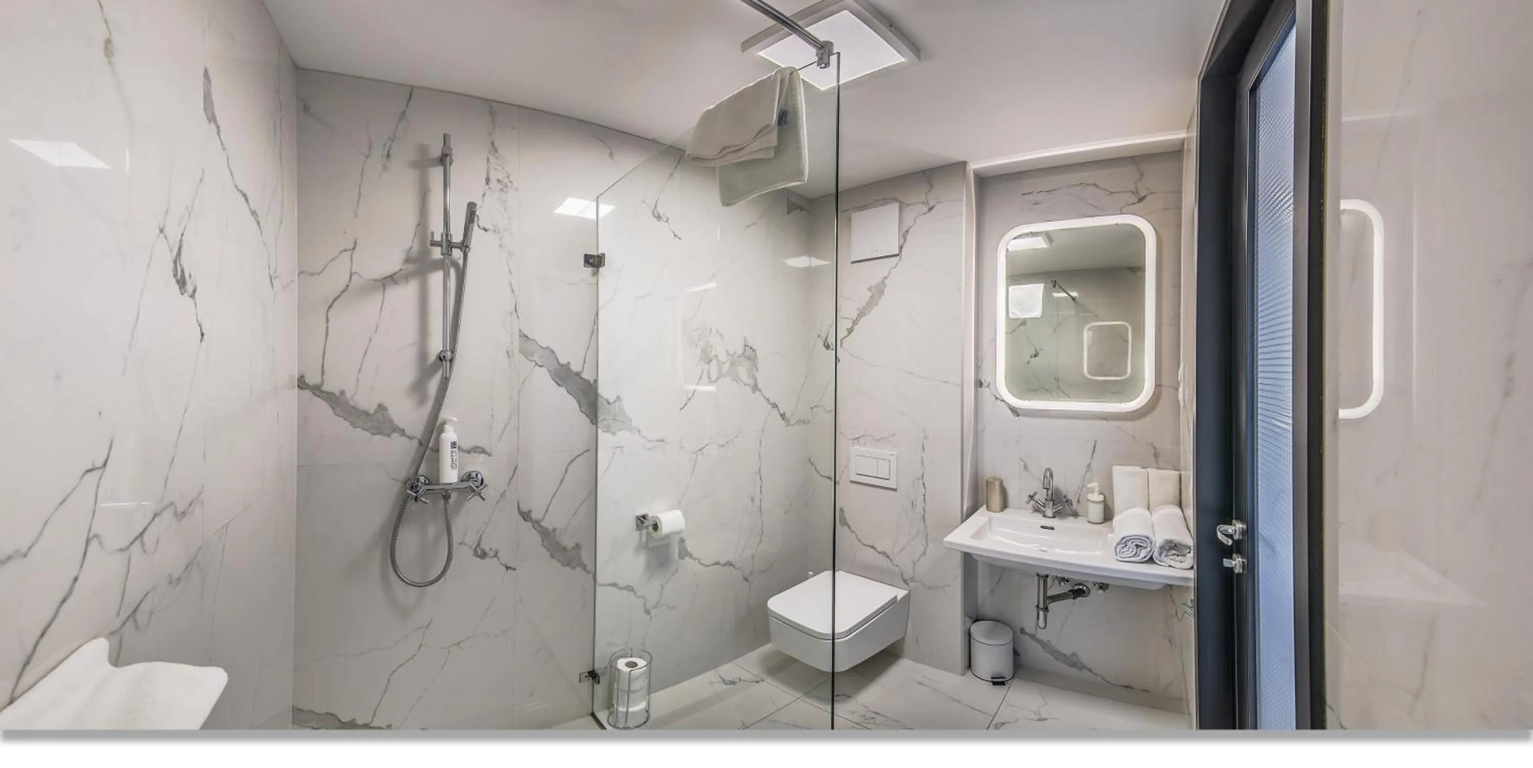 Bathroom in LOFT Astoria Suites by Vagabond