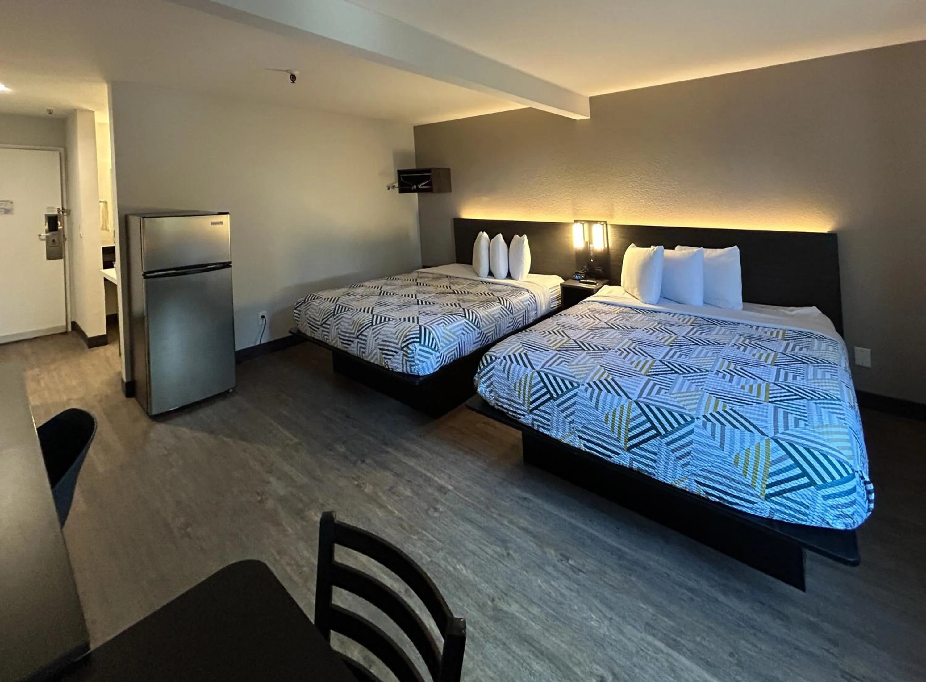 Photo of the whole room, Bed in Studio 6 San Diego, CA Hotel Circle Mission Valley