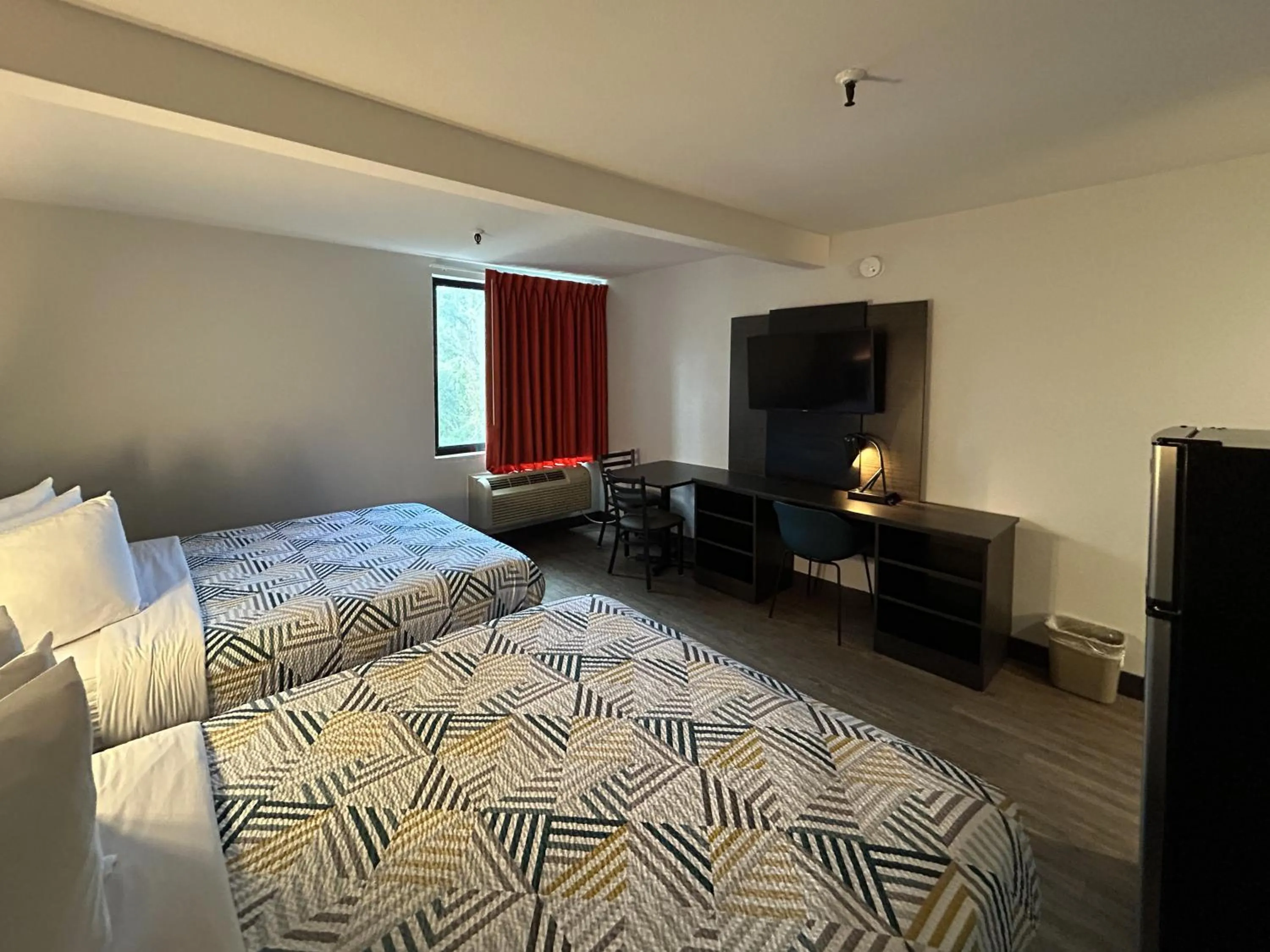 Photo of the whole room, Bed in Studio 6 San Diego, CA Hotel Circle Mission Valley