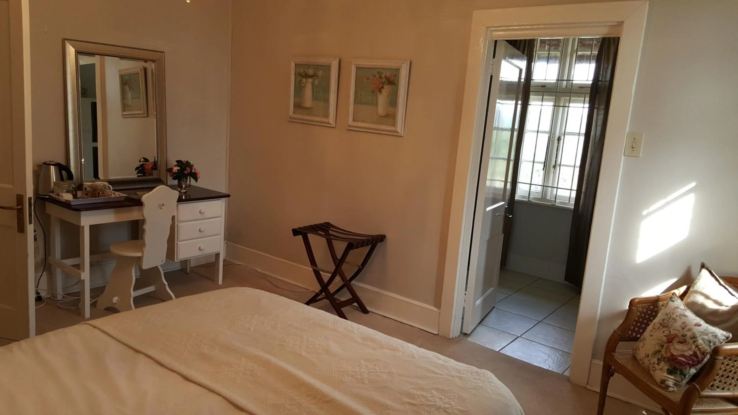 Shower, Bed in 18 Pioneer BnB