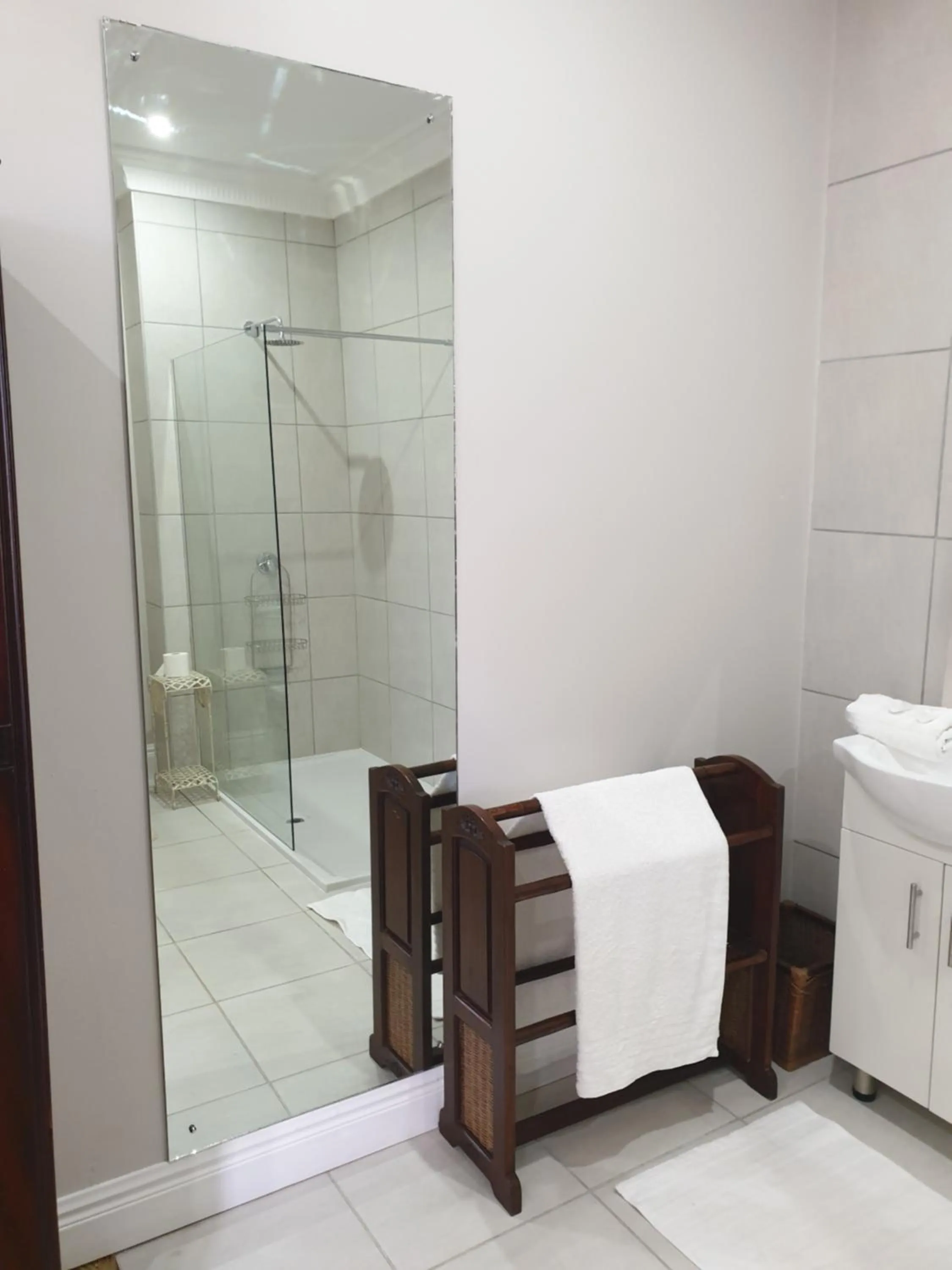 Shower in 18 Pioneer BnB