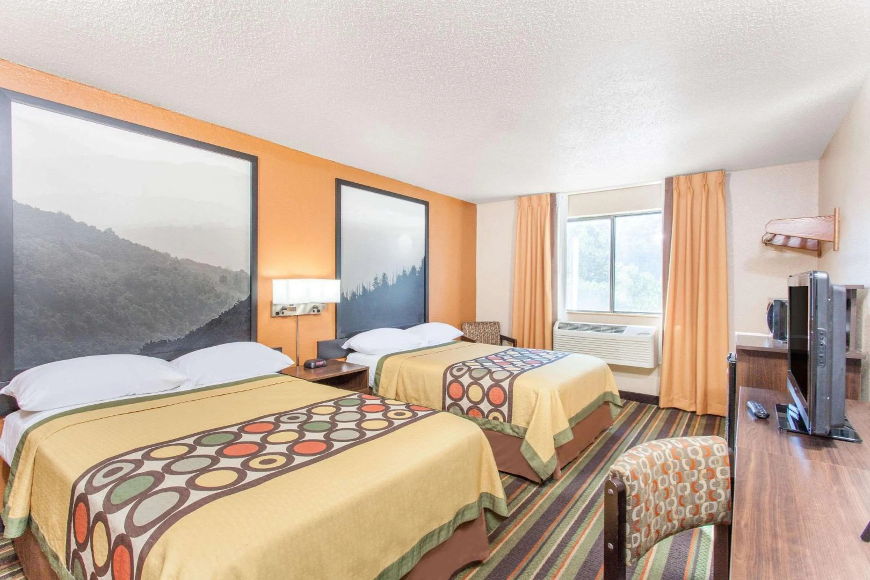 Photo of the whole room, Bed in Super 8 by Wyndham Norton VA