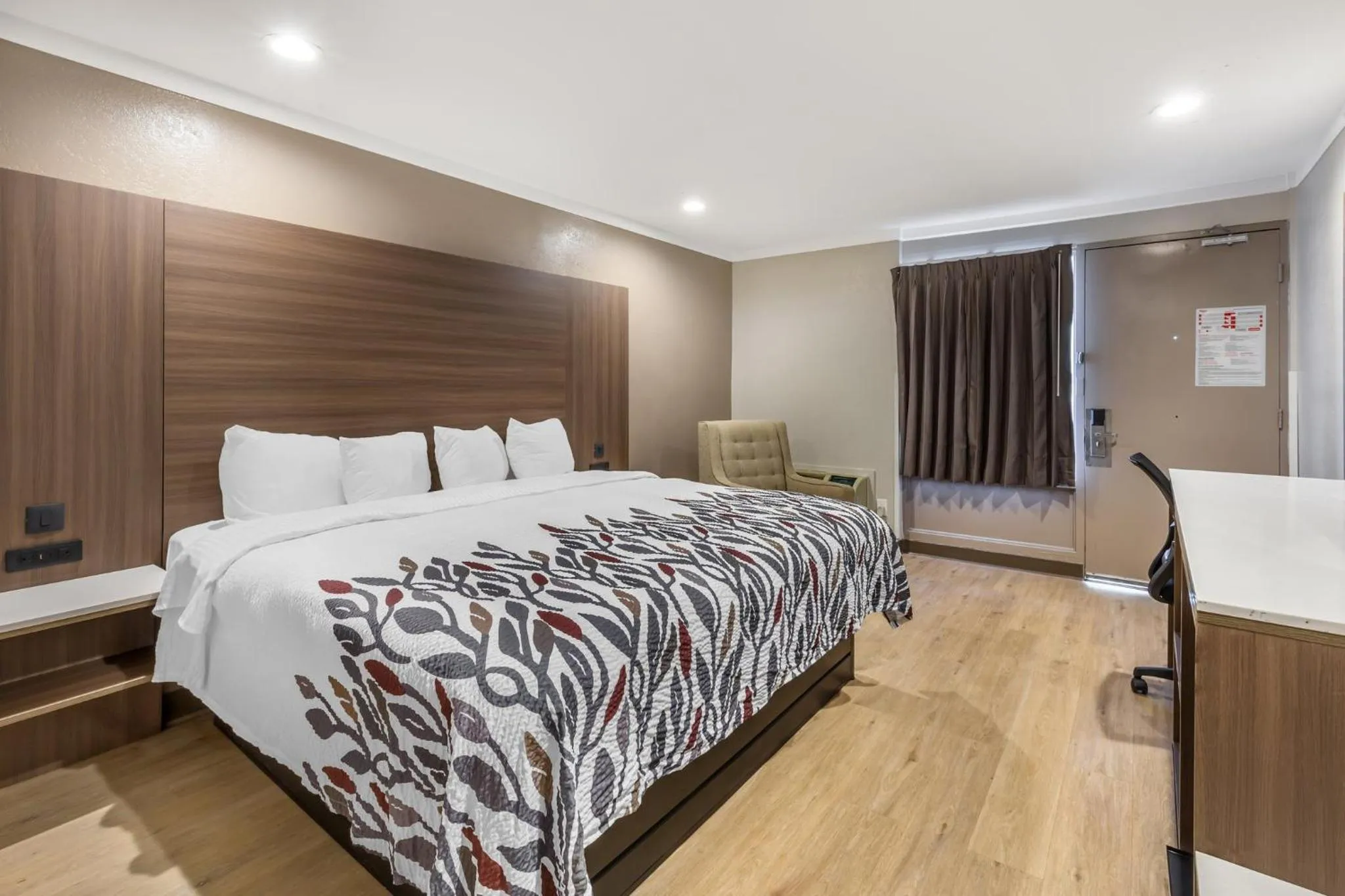 Photo of the whole room, Bed in Red Roof Inn Raleigh Northeast - Downtown