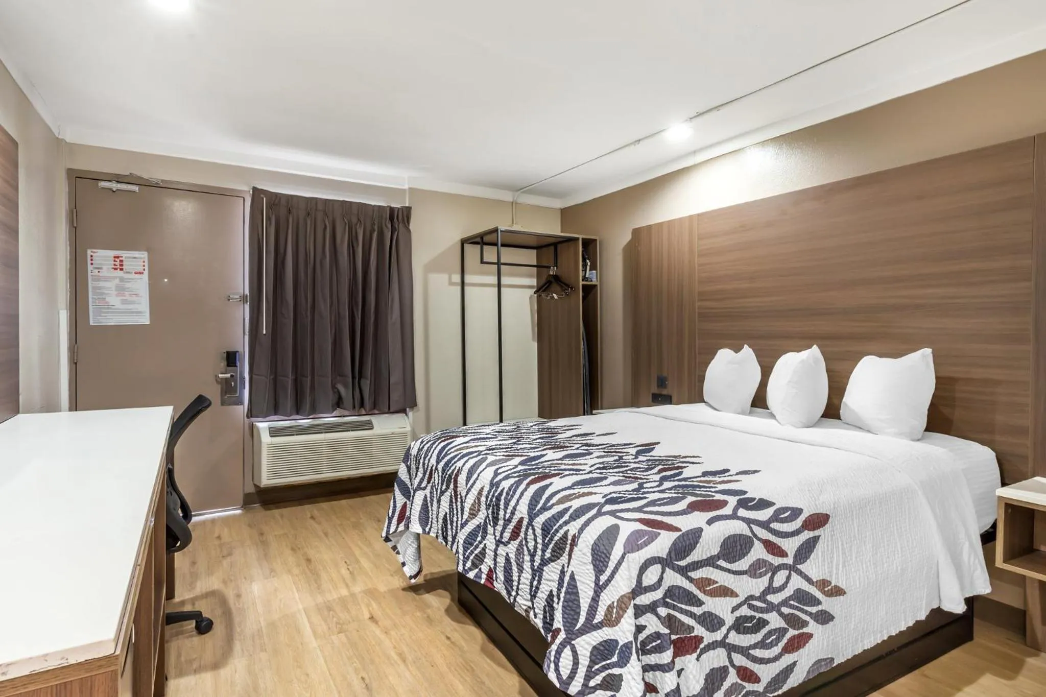 Photo of the whole room, Bed in Red Roof Inn Raleigh Northeast - Downtown