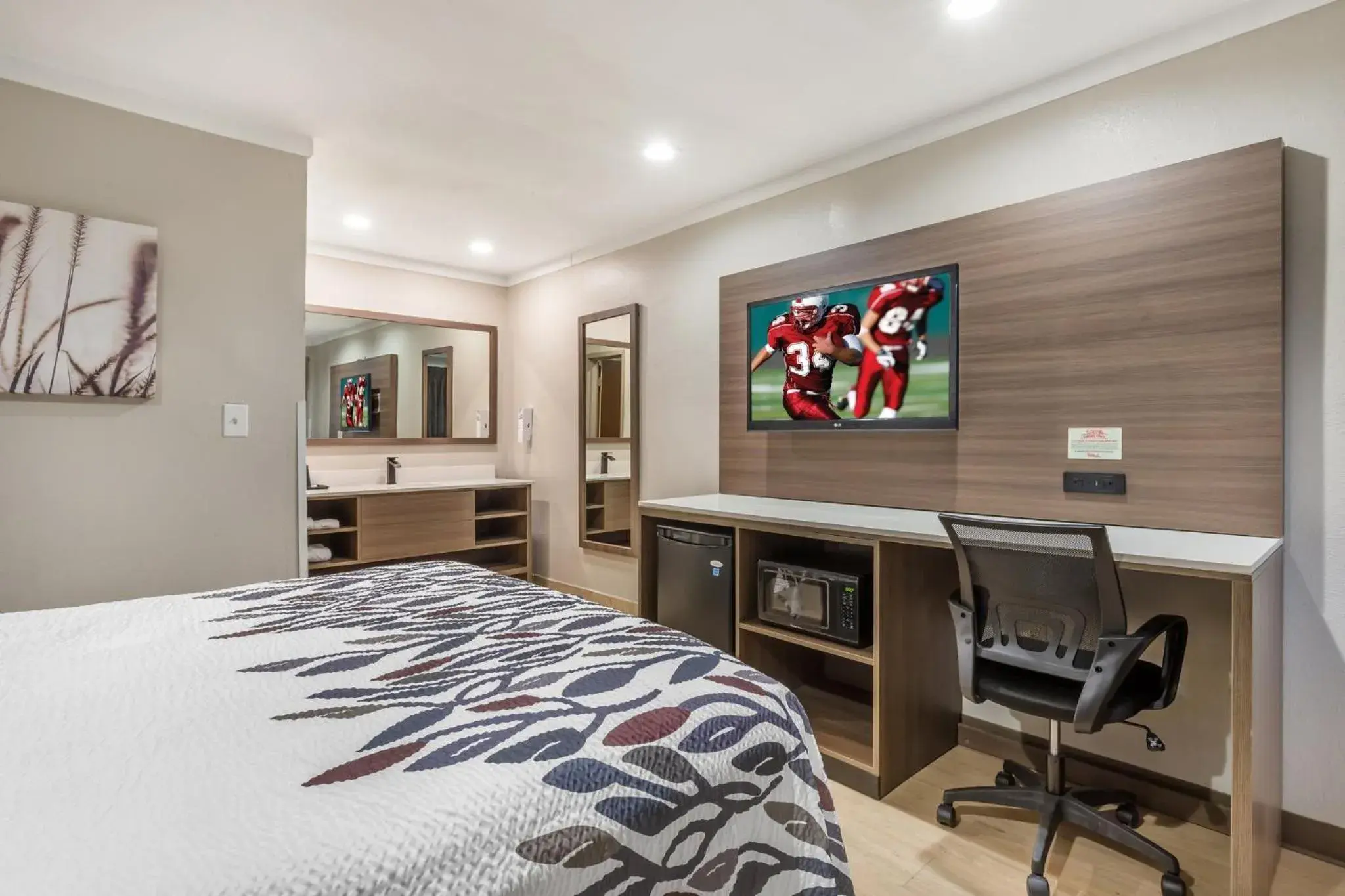 Deluxe Queen Room Smoking in Red Roof Inn Raleigh Northeast - Downtown Deluxe Queen Room Smoking in Red Roof Inn Raleigh Northeast - Downtown