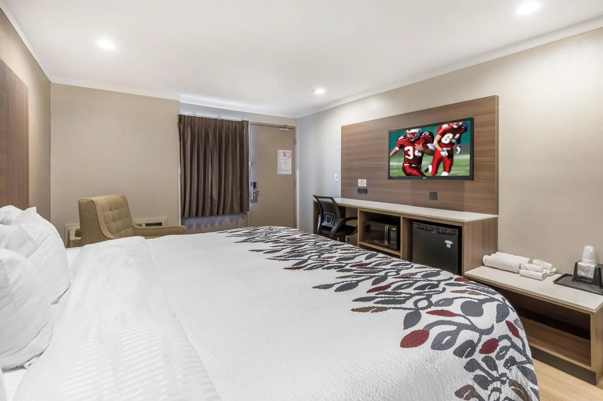 Photo of the whole room, Bed in Red Roof Inn Raleigh Northeast - Downtown