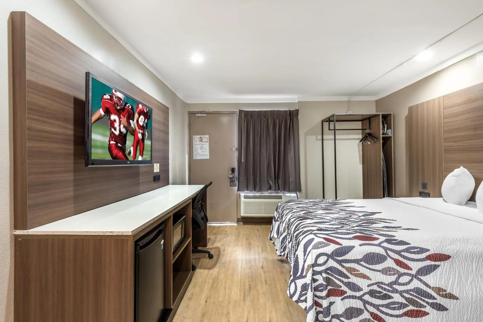 Photo of the whole room, Bed in Red Roof Inn Raleigh Northeast - Downtown