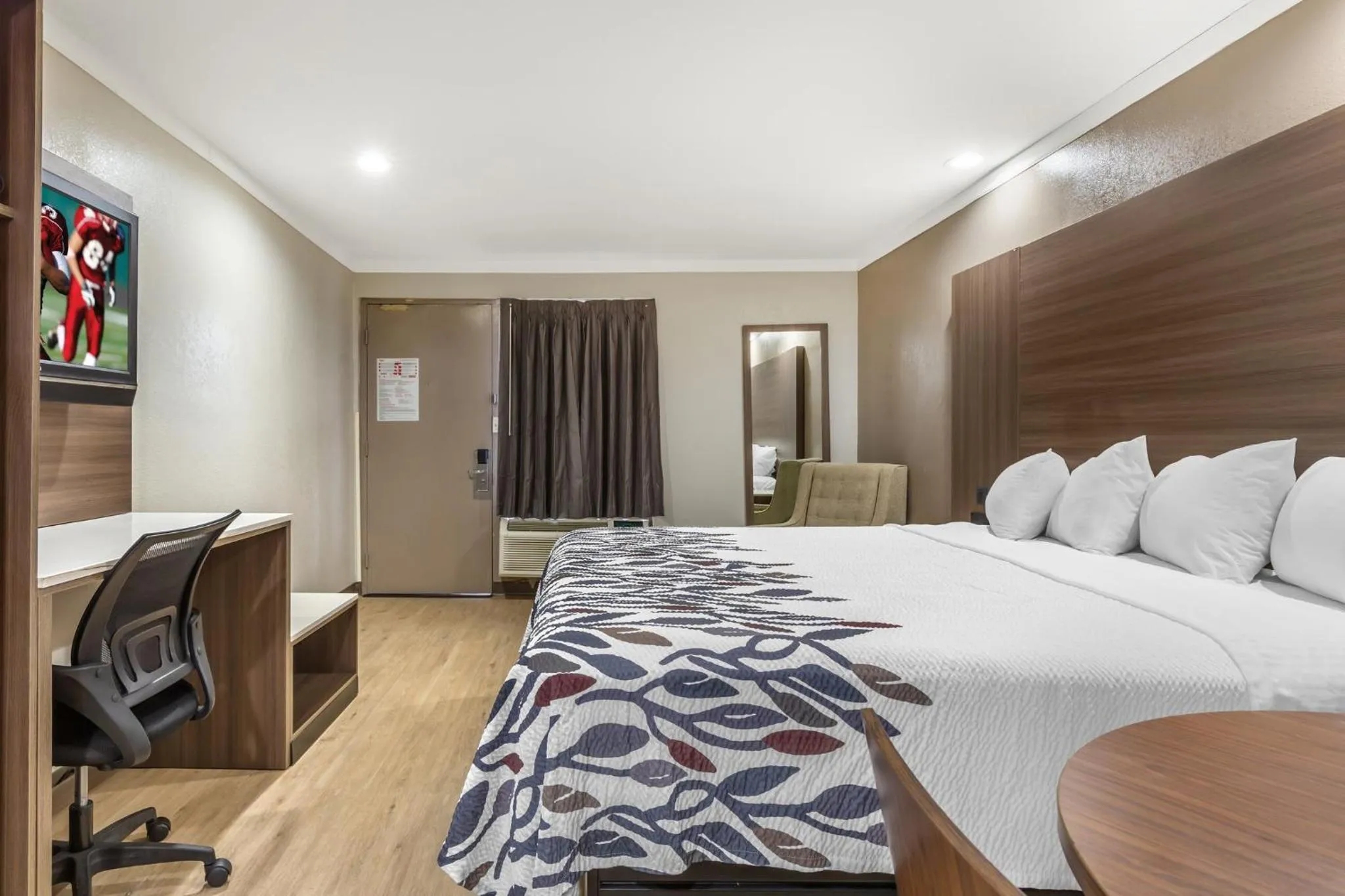 Photo of the whole room, Bed in Red Roof Inn Raleigh Northeast - Downtown