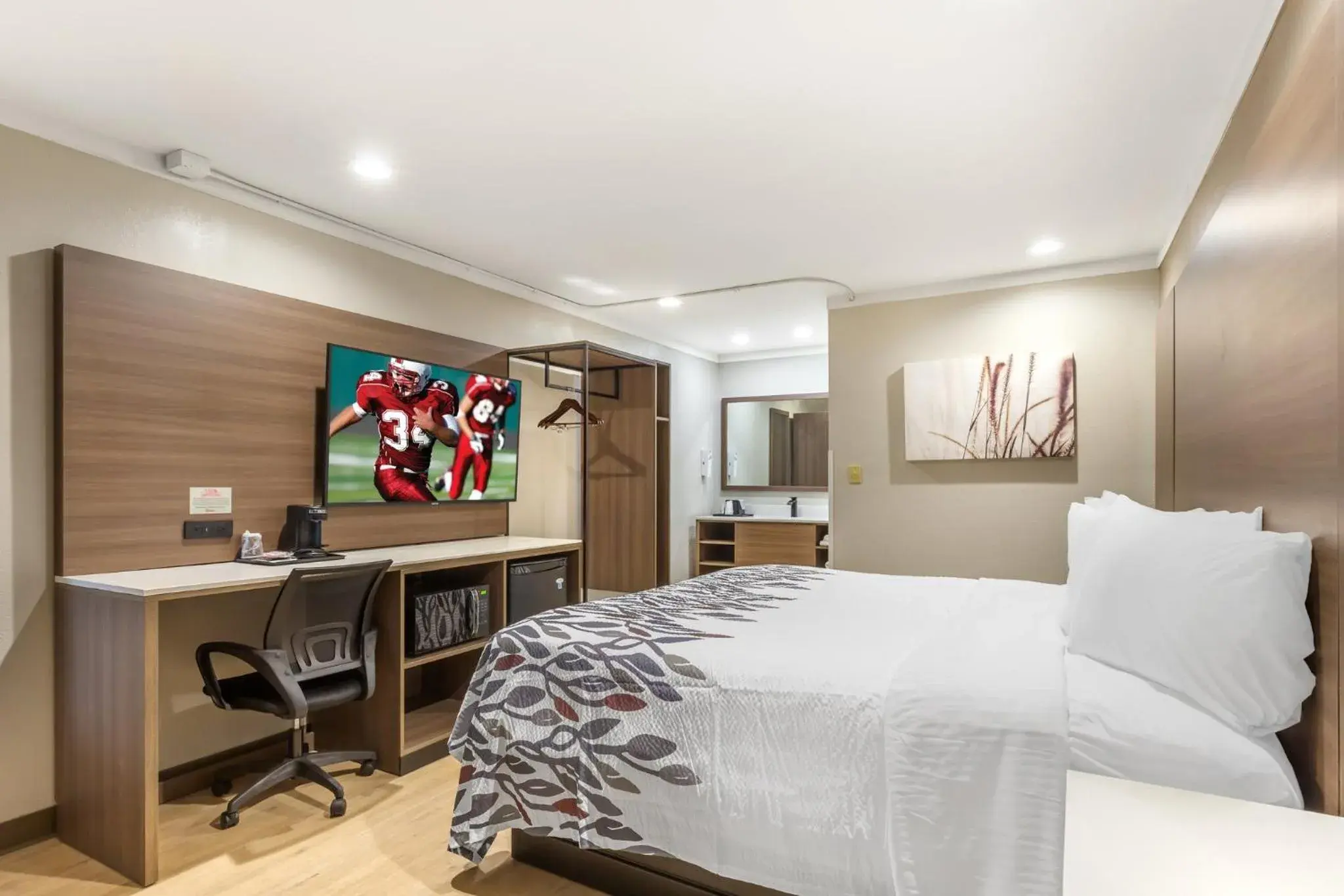 Superior King Room Non-Smoking in Red Roof Inn Raleigh Northeast - Downtown Superior King Room Non-Smoking in Red Roof Inn Raleigh Northeast - Downtown