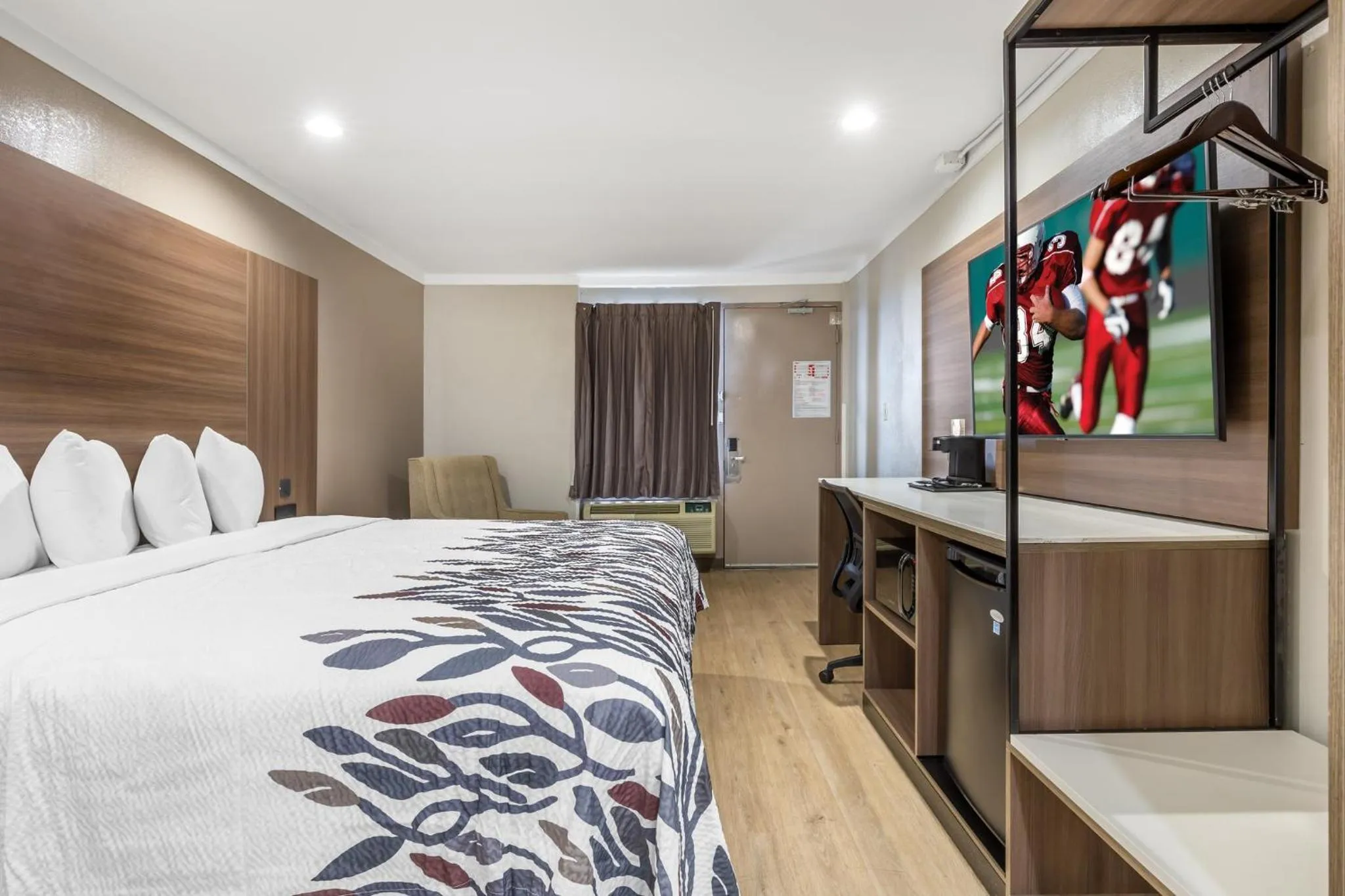 Bedroom, Bed in Red Roof Inn Raleigh Northeast - Downtown