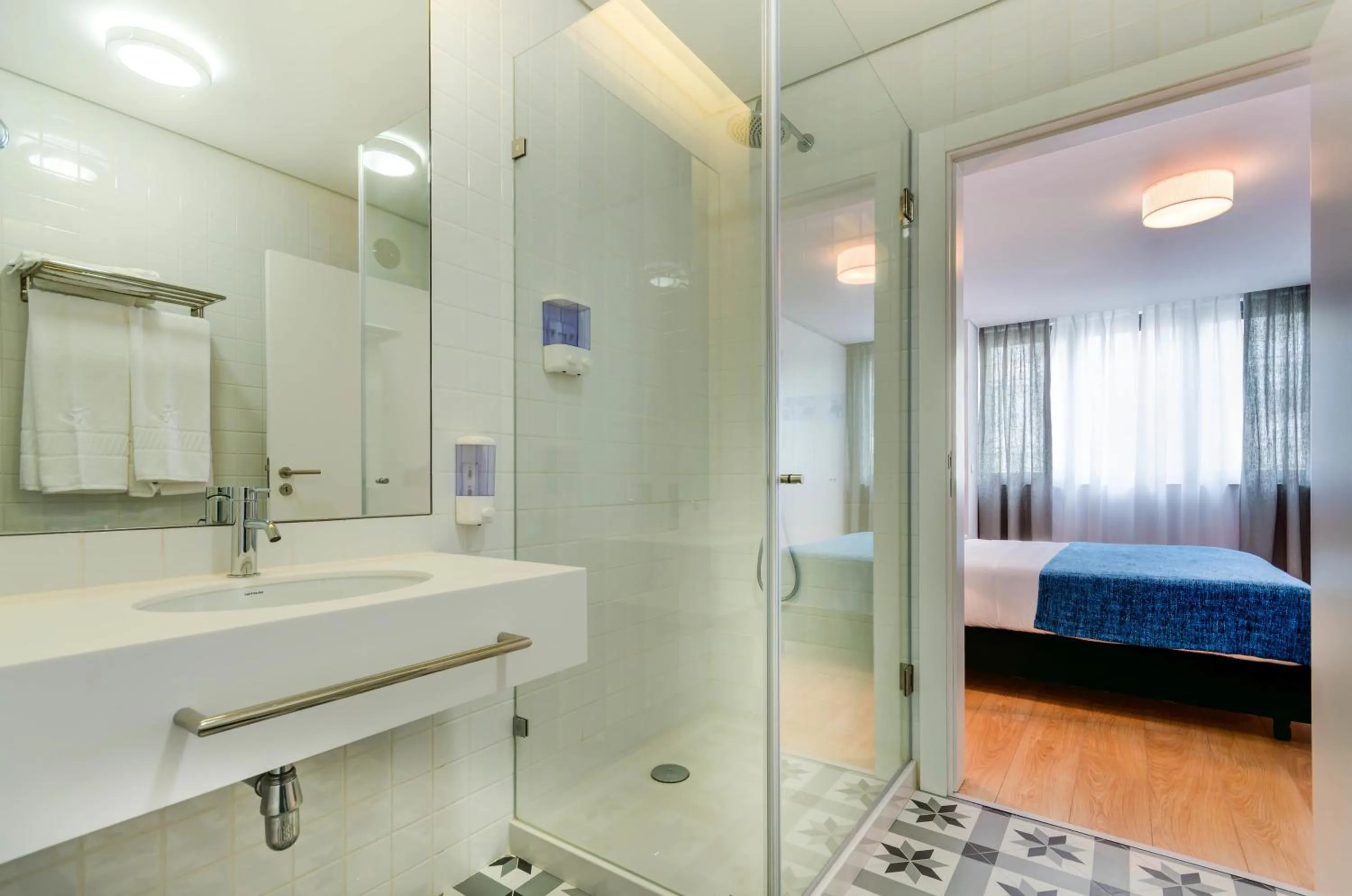 Bathroom, Bed in Lisbon Serviced Apartments - Liberdade