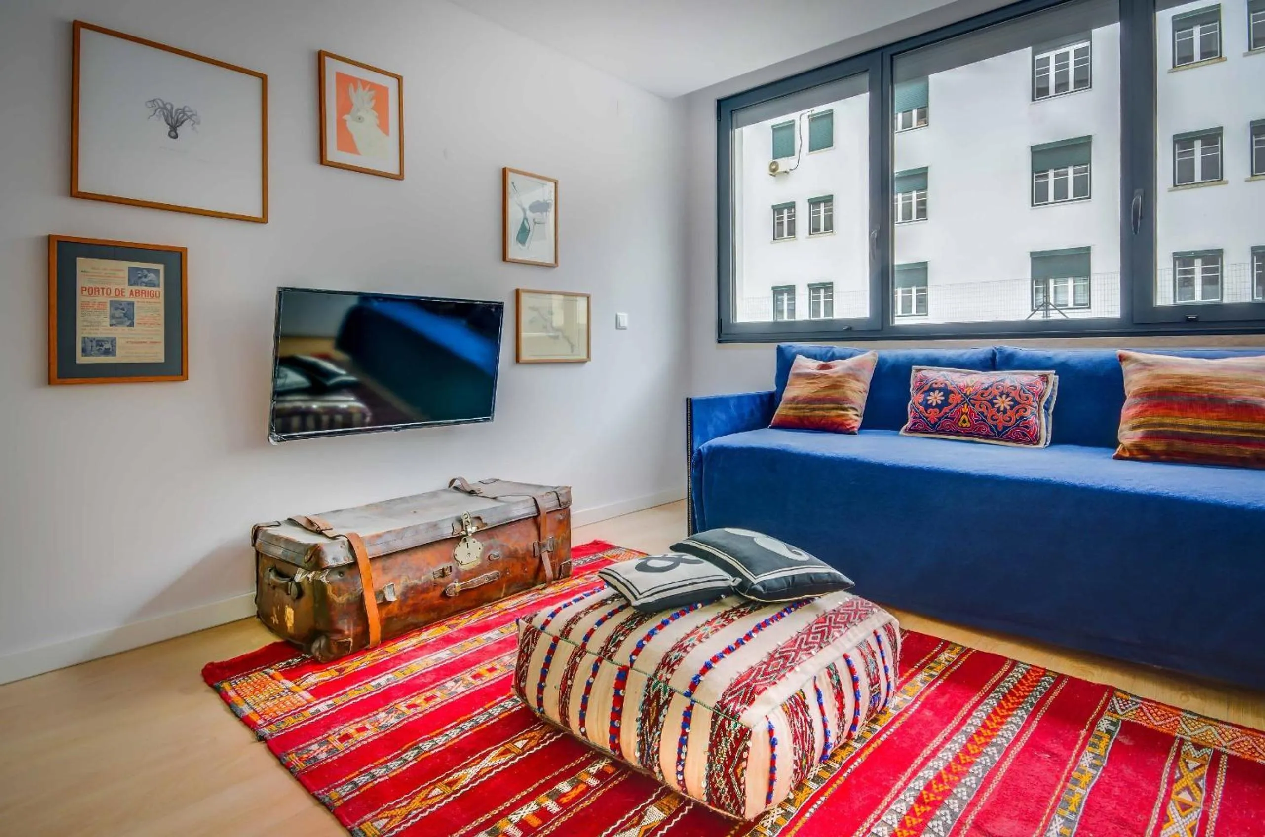 Living room, Bed in Lisbon Serviced Apartments - Liberdade