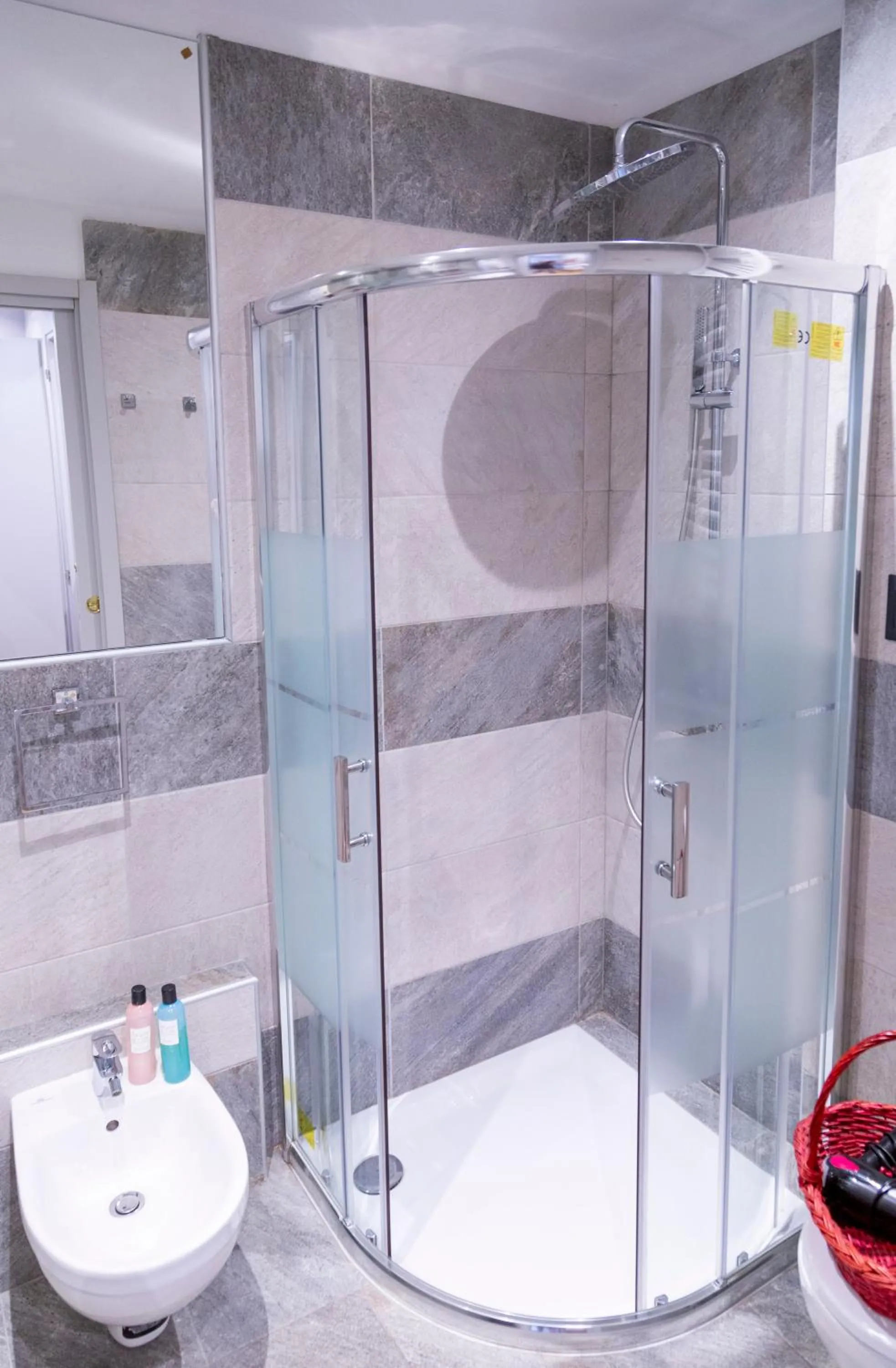 Shower in La Luna e i Faló Luxury Accomodation