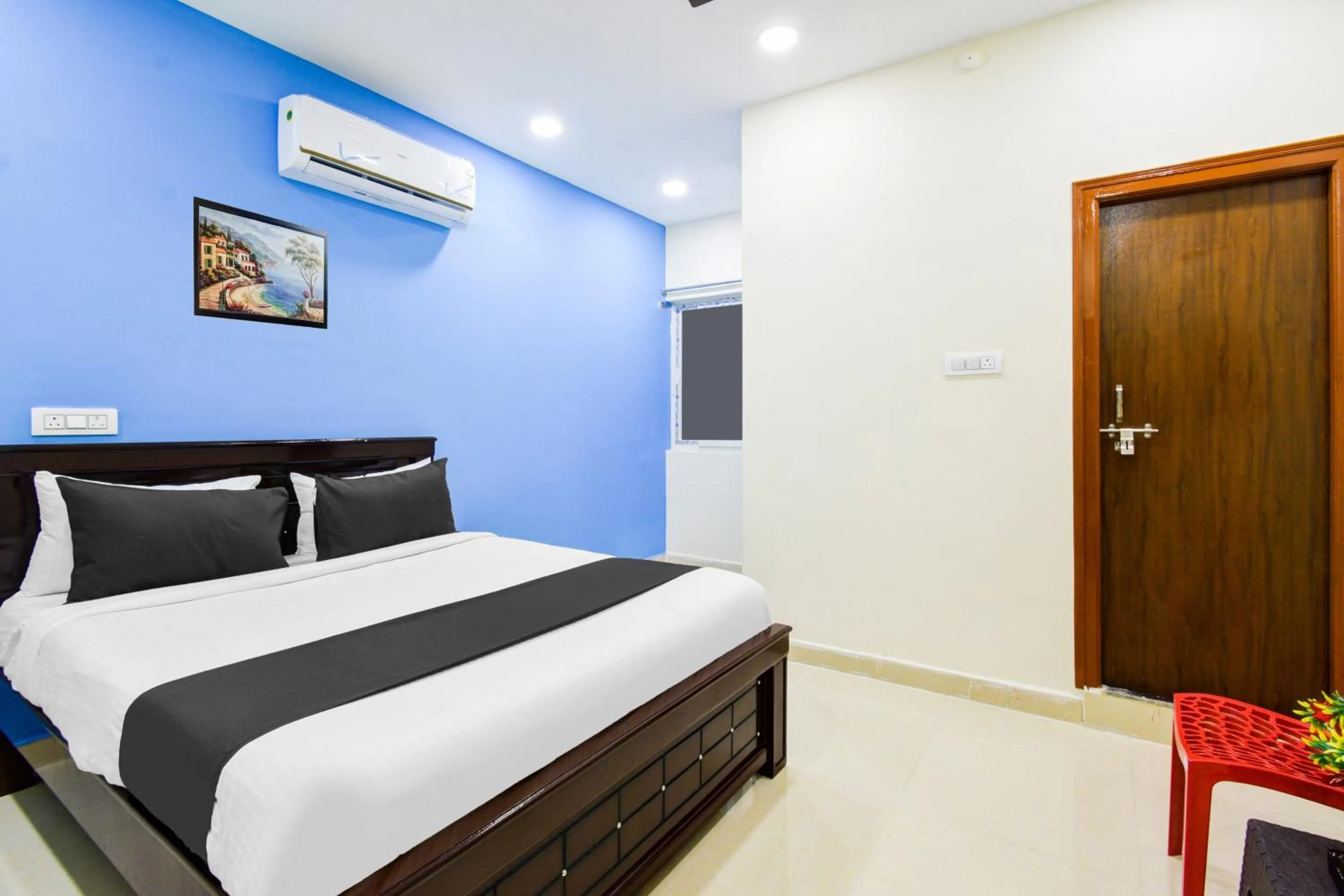Lobby or reception, Bed in Hotel O by OYO Royal Stay Luxury Rooms