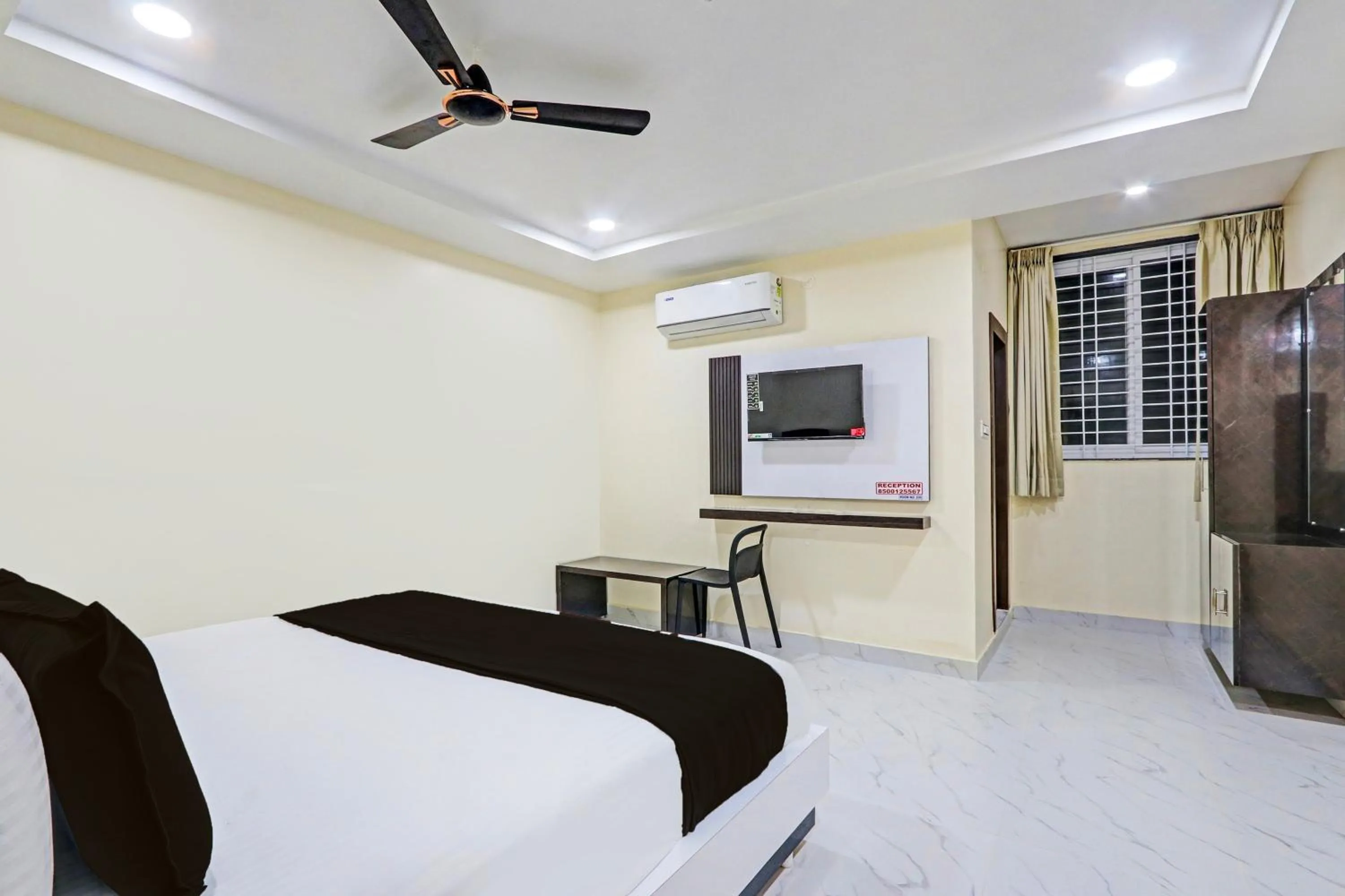 Bedroom in Super Hotel O SRI VISHNU RESIDENCY