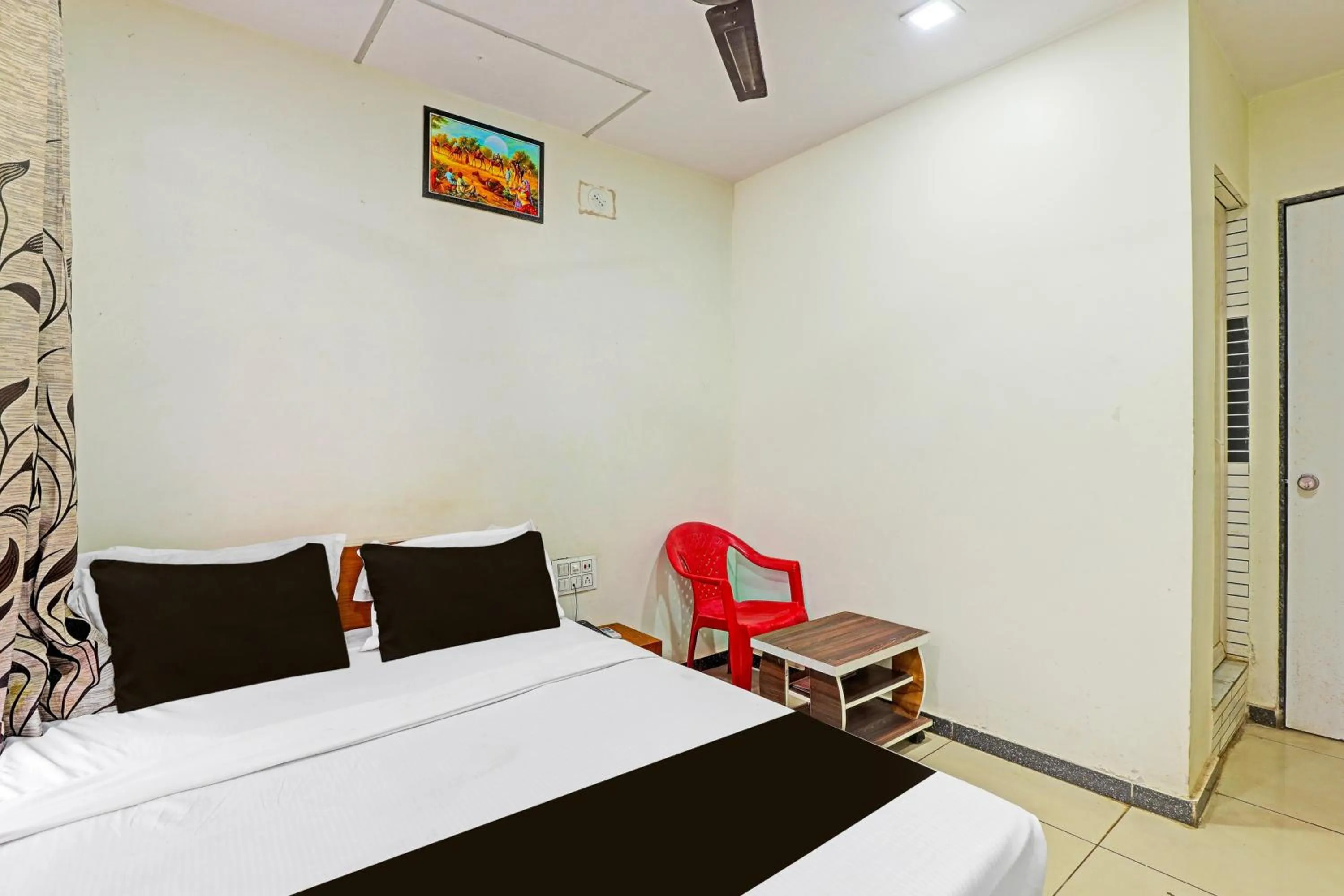 Facade/entrance, Bed in hotel O kalyan