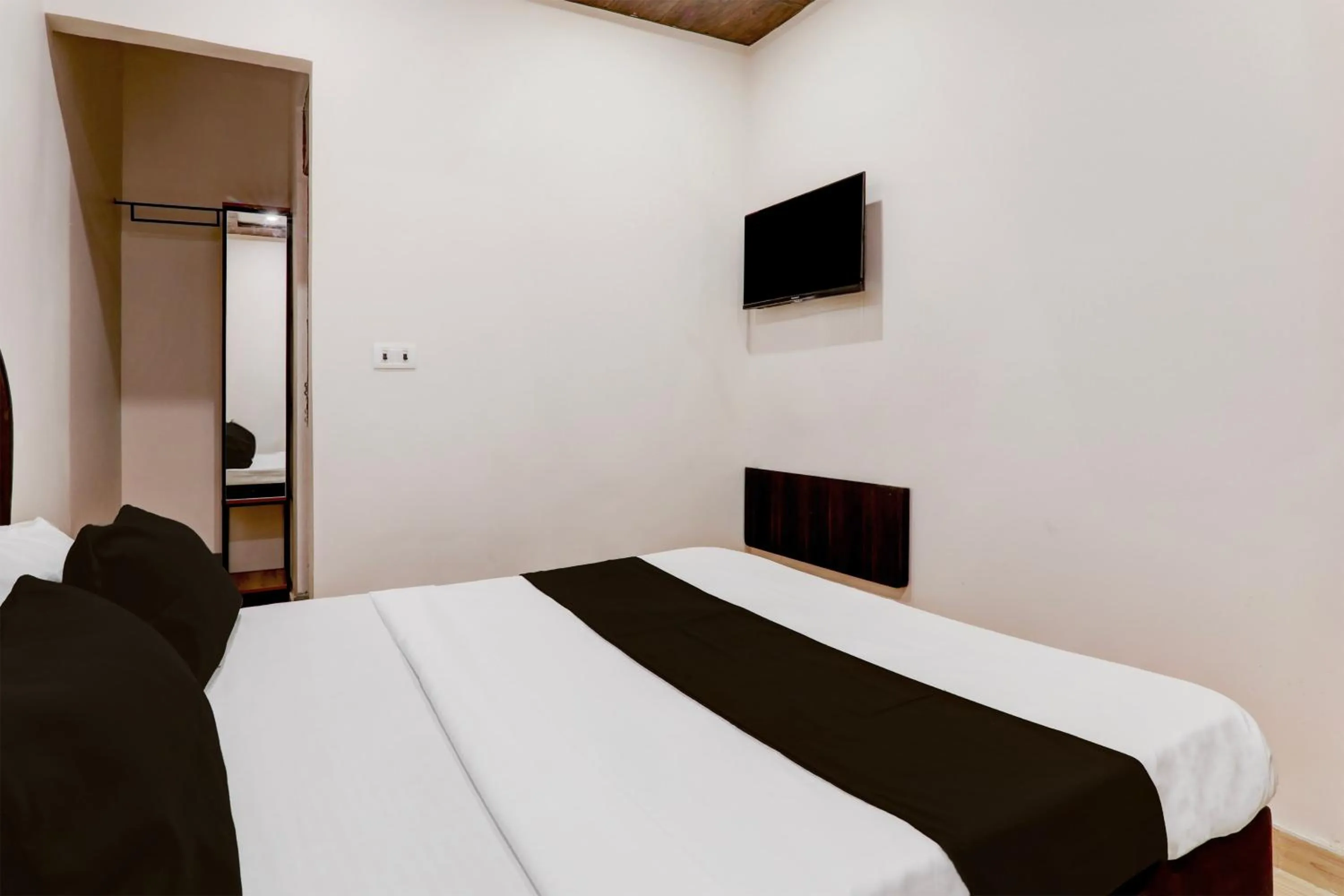 Bedroom, Bed in Super Hotel O Aastha Inn