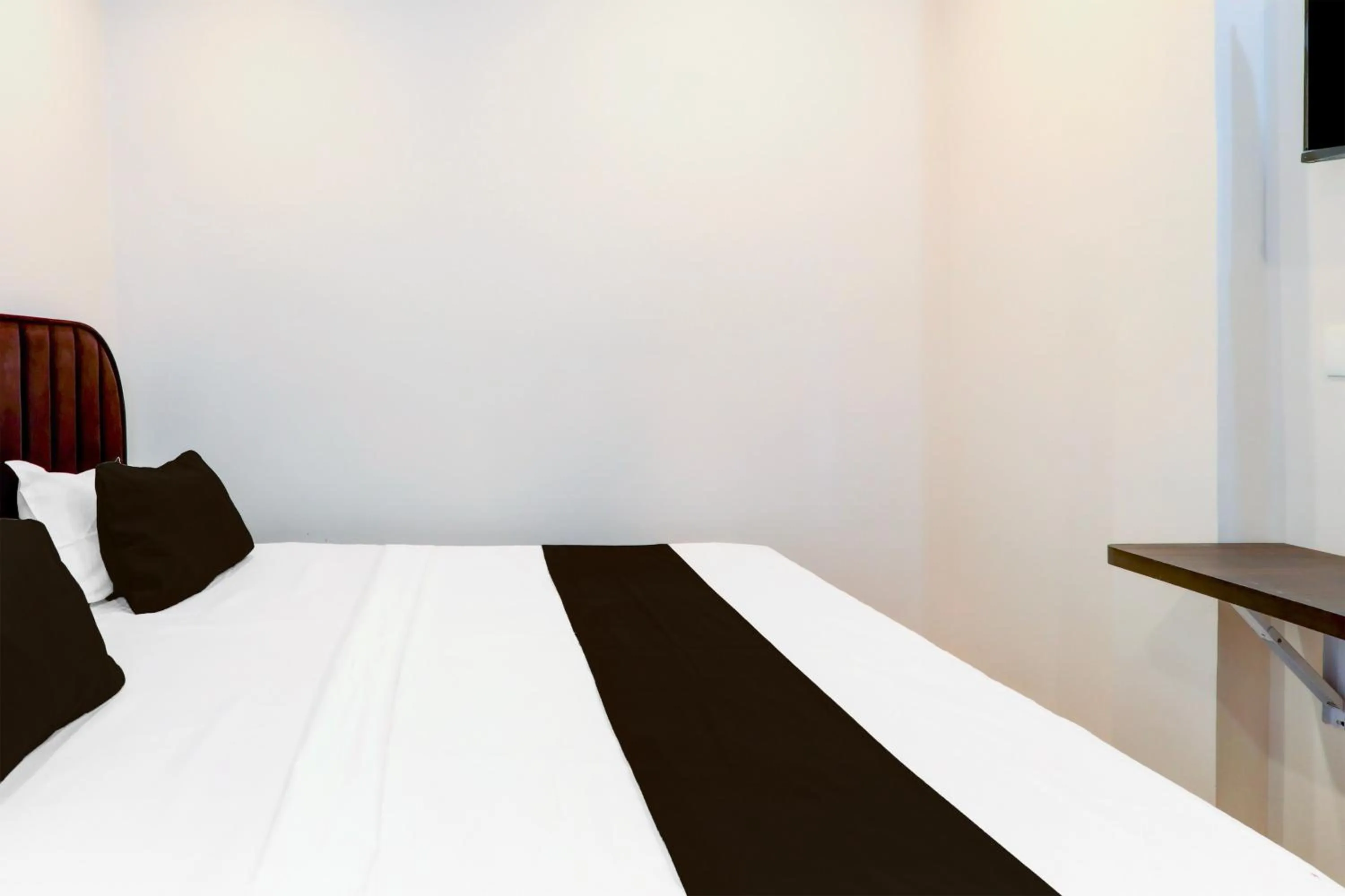 Bedroom, Bed in Super Hotel O Aastha Inn