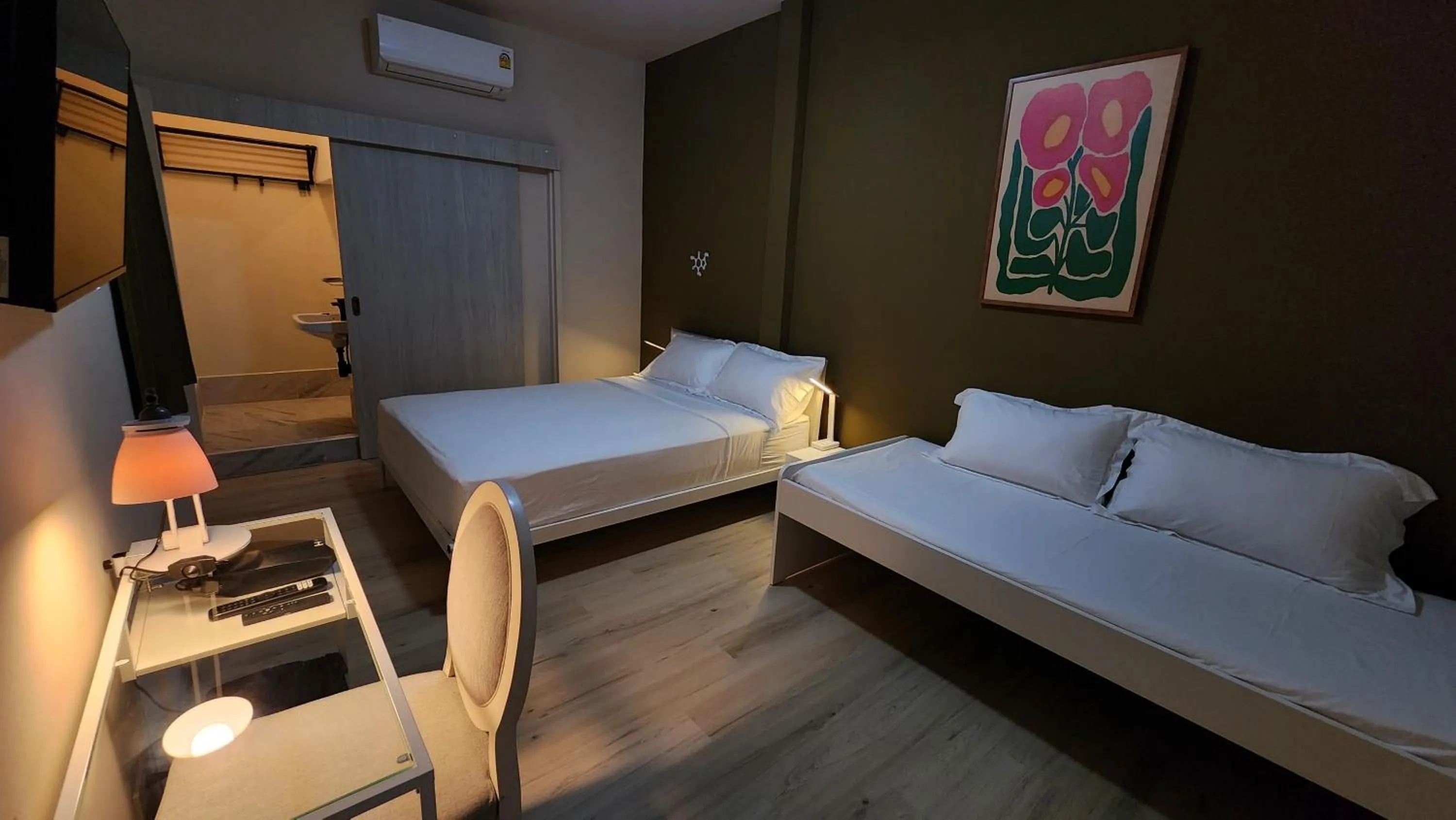 Guests, Bed in IHOC - Phuket OldTown