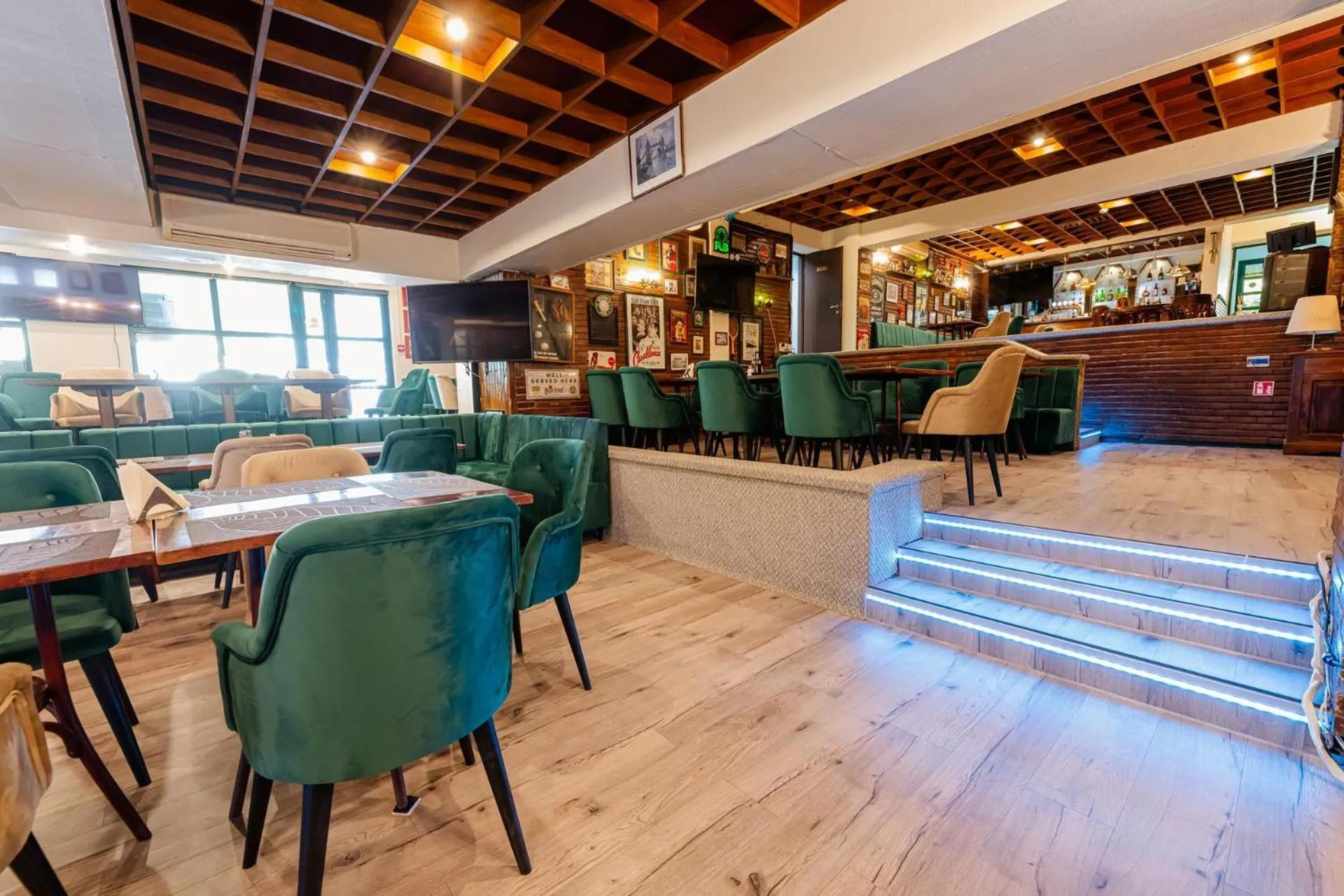 Restaurant/places to eat in Hotel Sport B90