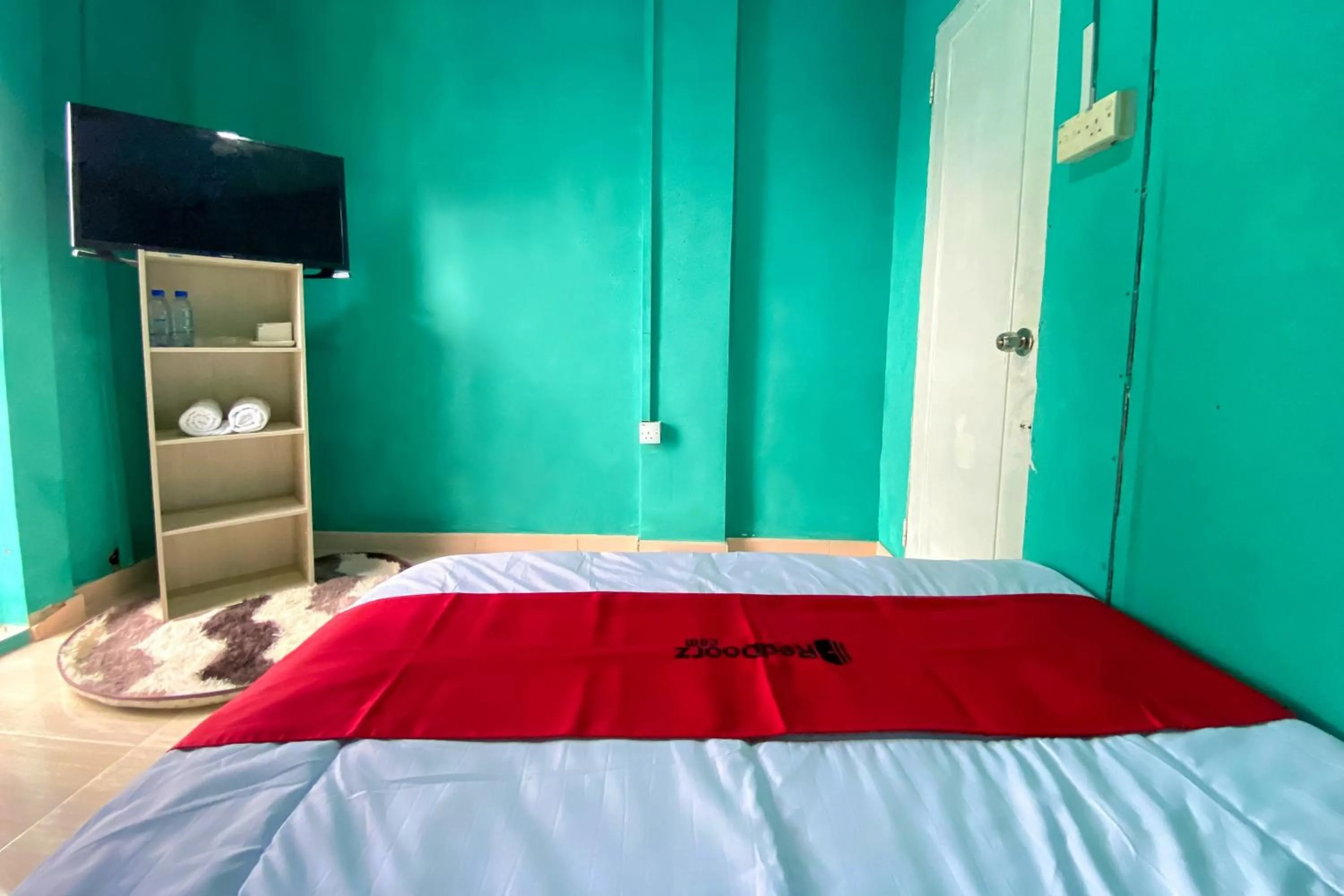 Bedroom, Bed in RedDoorz at Marina City Waterfront